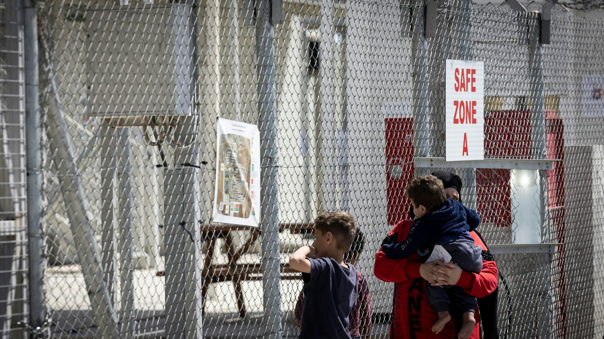 Eine Familie am Zaun