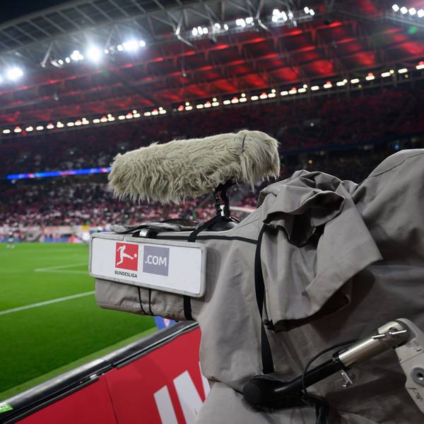 Eine Kamera steht am Spielfeldrand.