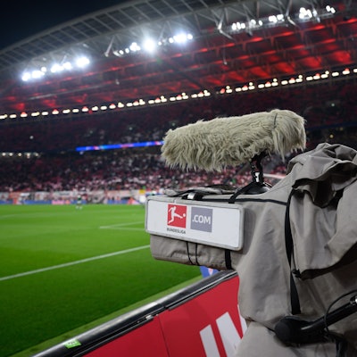 Eine Kamera steht am Spielfeldrand.