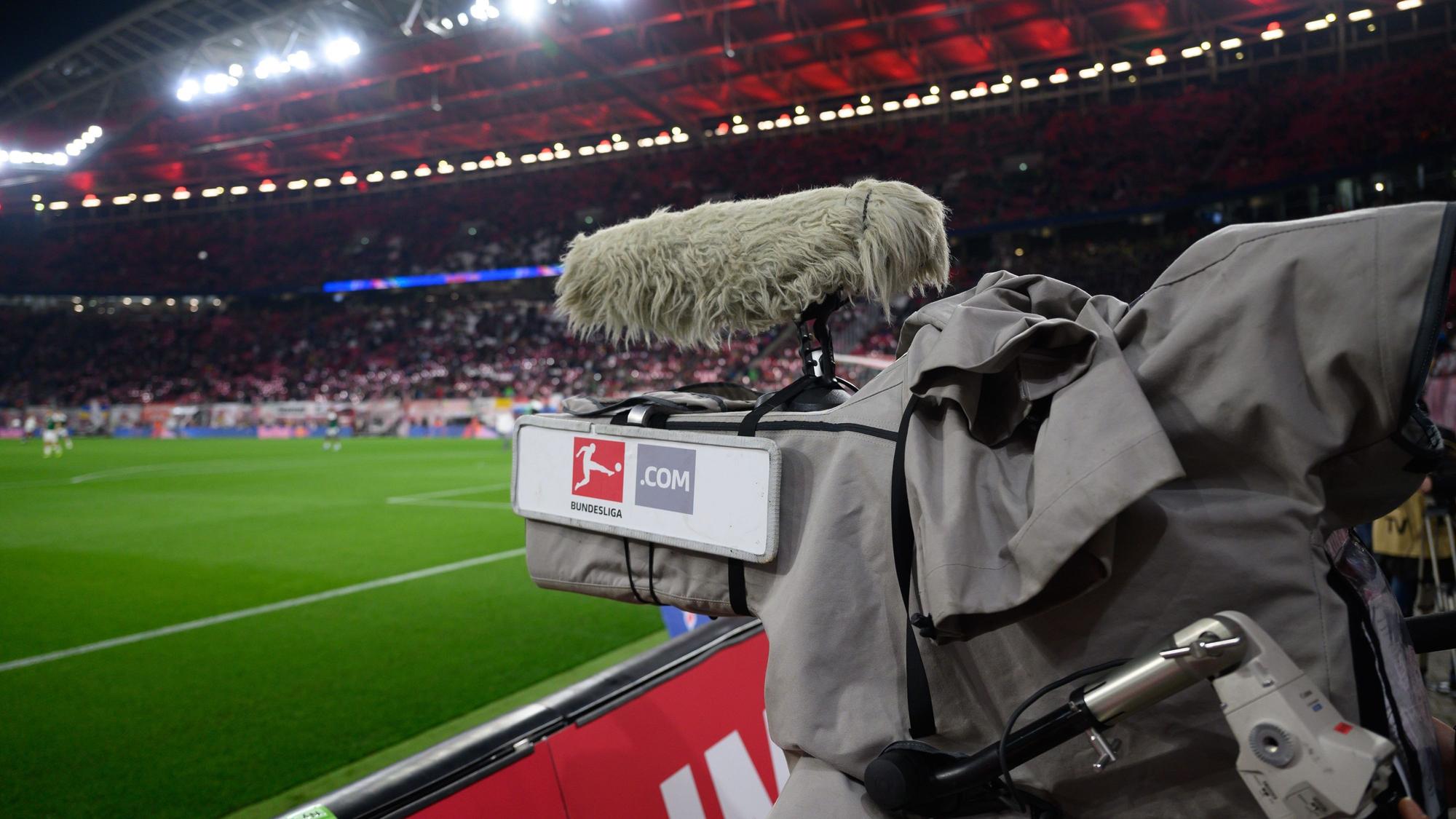 Eine Kamera steht am Spielfeldrand.