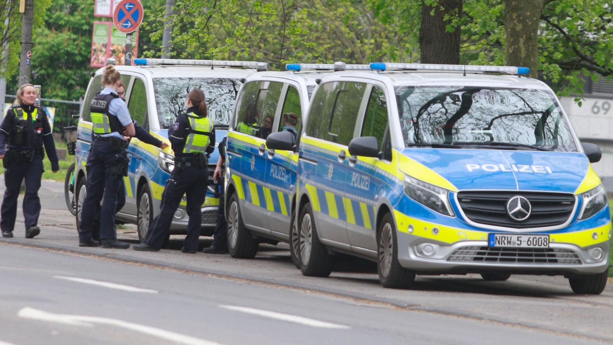 Ein Amok-Fehlalarm sorgte für ein Großaufgebot der Polizei am Gymnasium Kreuzgasse an der Vogelsanger Straße. Foto: Arton Krasniqi