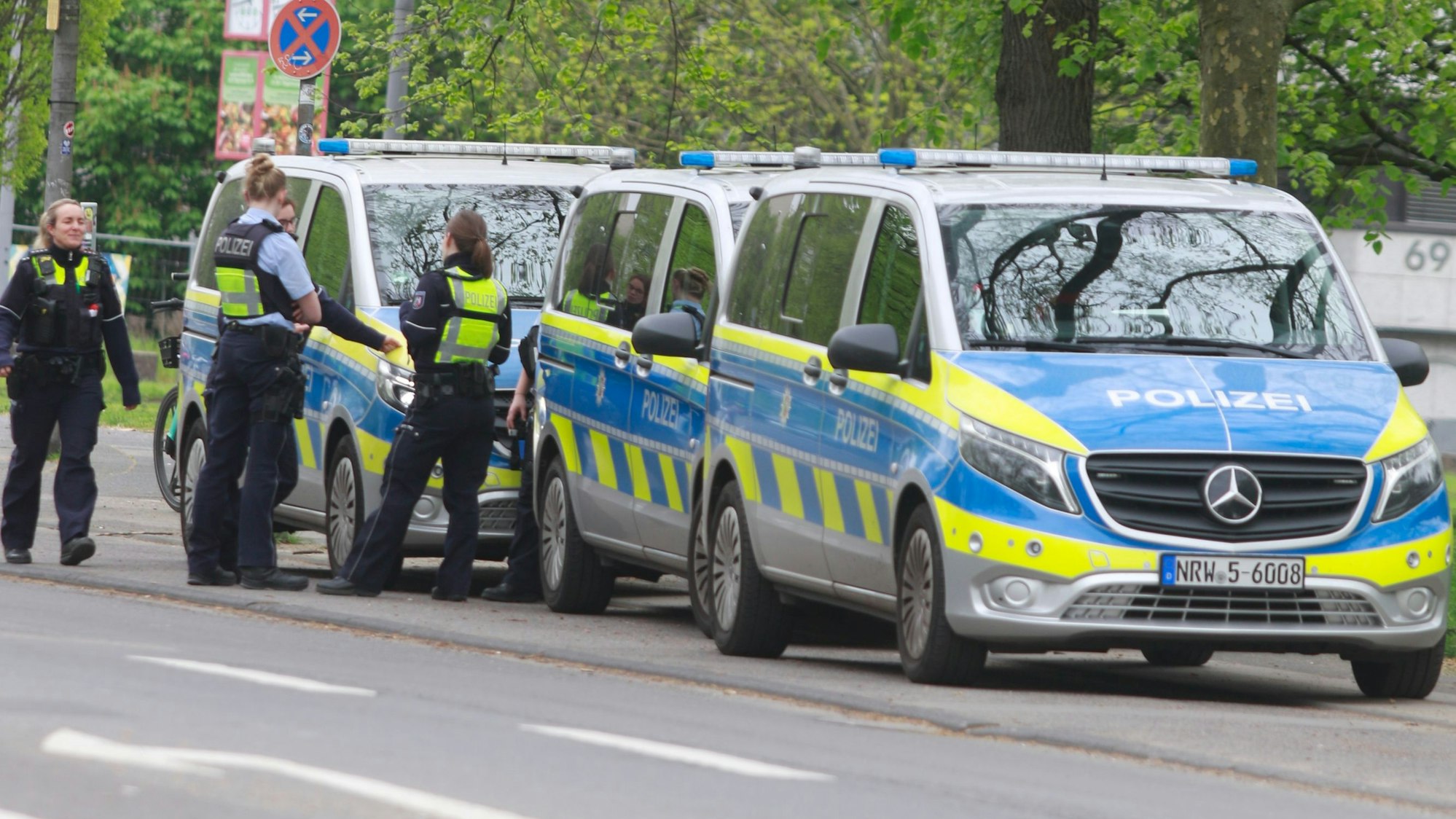 Ein Amok-Fehlalarm sorgte für ein Großaufgebot der Polizei am Gymnasium Kreuzgasse an der Vogelsanger Straße. Foto: Arton Krasniqi