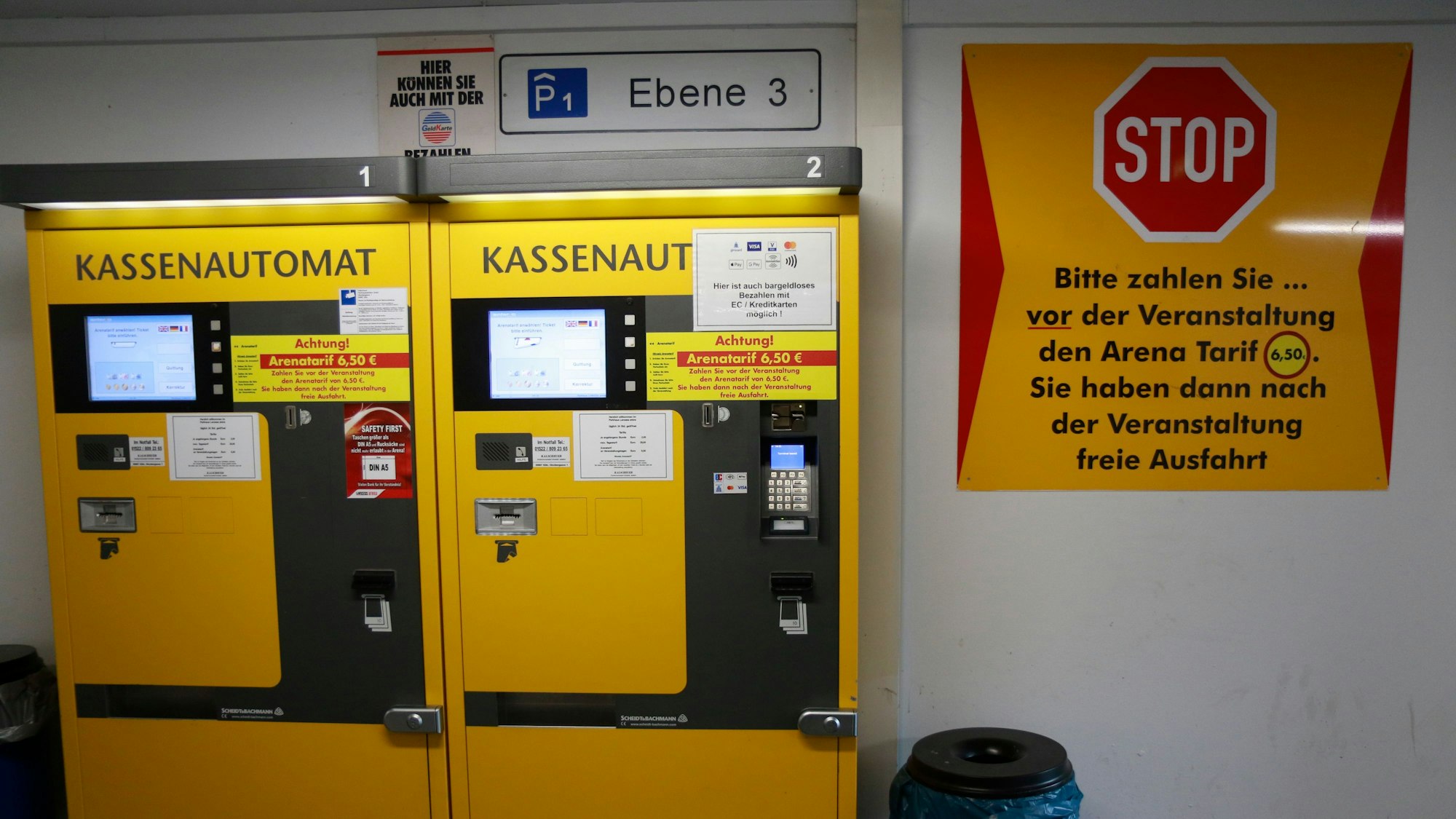 Blick auf Parkscheinautomaten in der Arena.