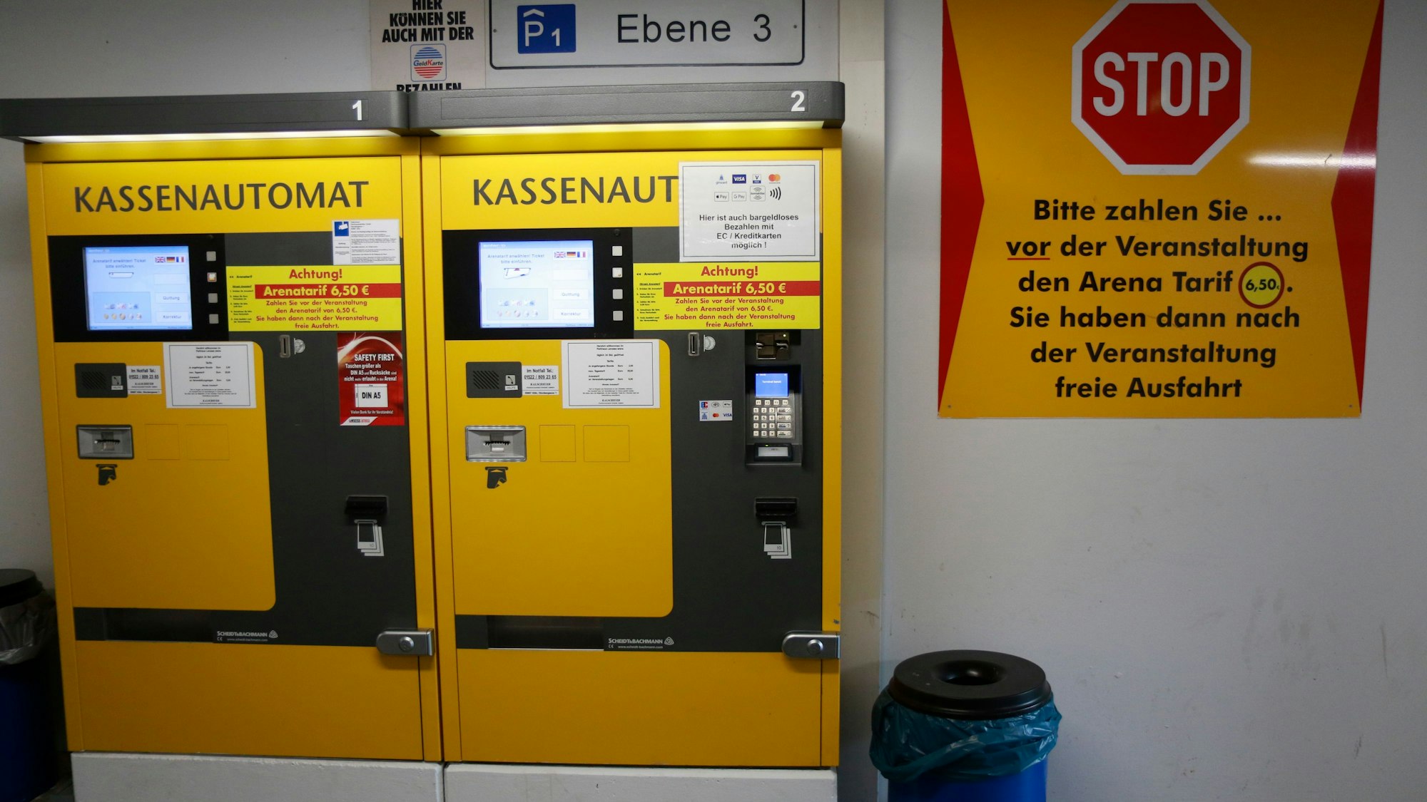 Ein Automat in einem Parkhaus