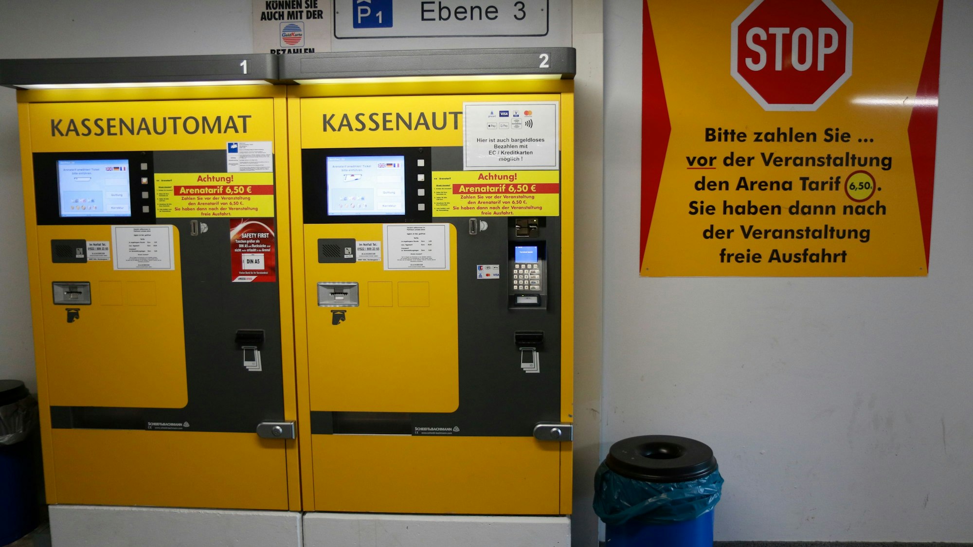 Das Bild zeigt einen Parkautomaten im Parkhaus der Lanxess-Arena.