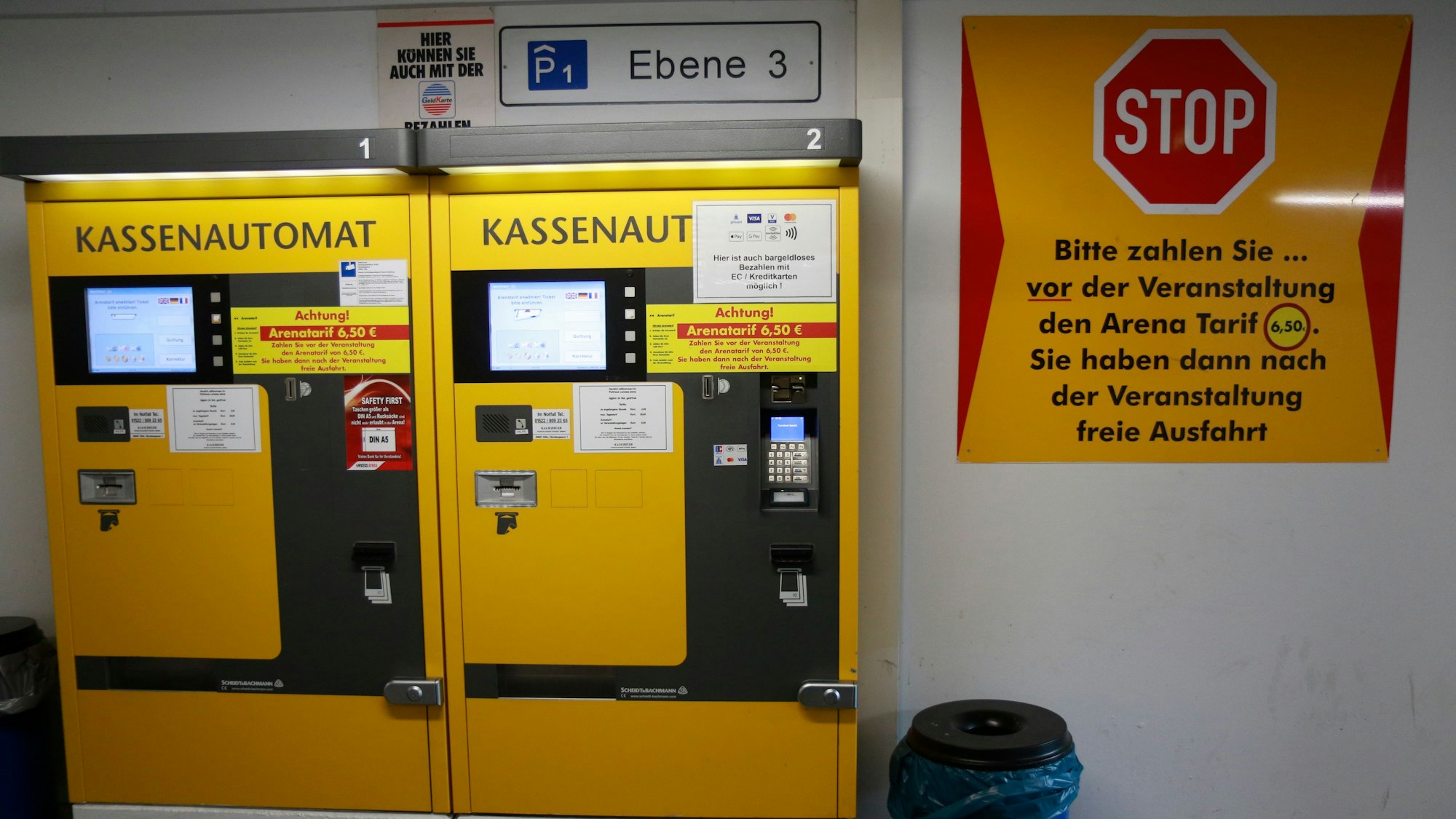 Blick auf einen Parkautomaten im Parkhaus, der Arena-Tarif ist darauf gesondert ausgewiesen.