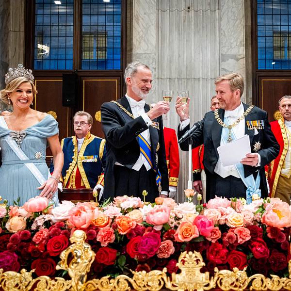 Königin Letizia (r-l), König Willem-Alexander, König Felipe VI. und Königin Maxima stoßen während des Staatsbanketts im Königlichen Palast an.