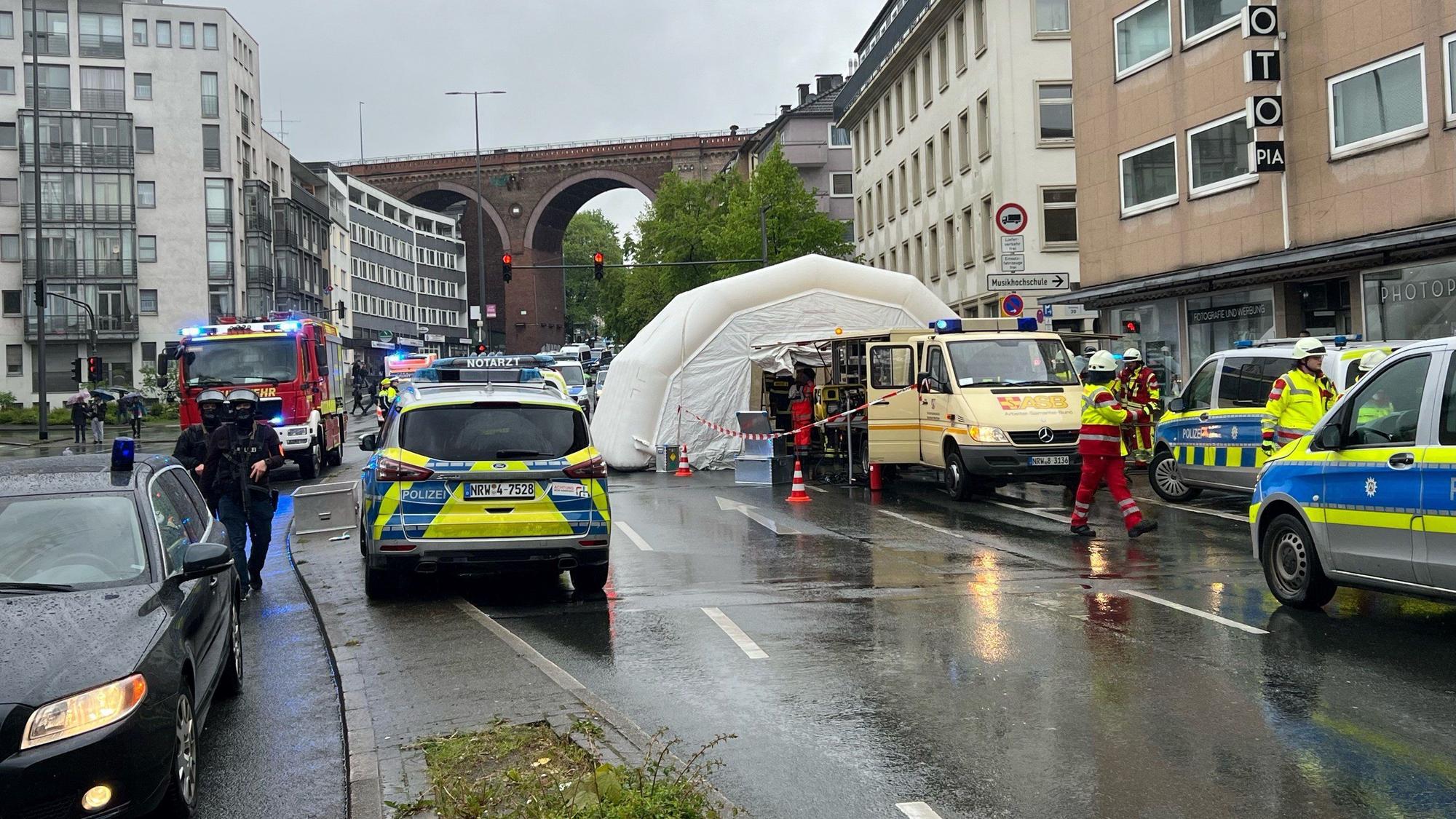 Ein Großaufgebot von Polizei, Feuerwehr und Helfen steht nahe eines Wuppertaler Gymnasiums, nachdem es Hinweise auf eine „verdächtige Person“ gab.