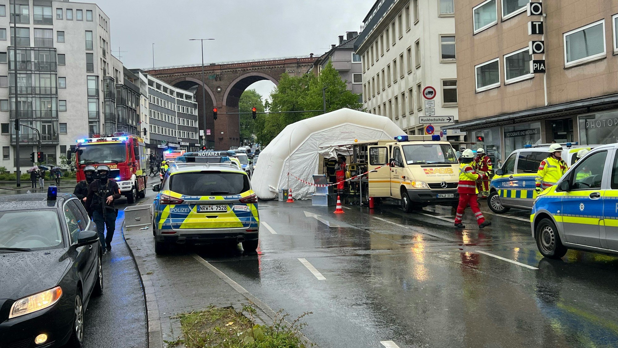 Ein Großaufgebot von Polizei, Feuerwehr und Helfen steht nahe eines Wuppertaler Gymnasiums, nachdem es Hinweise auf eine „verdächtige Person“ gab.