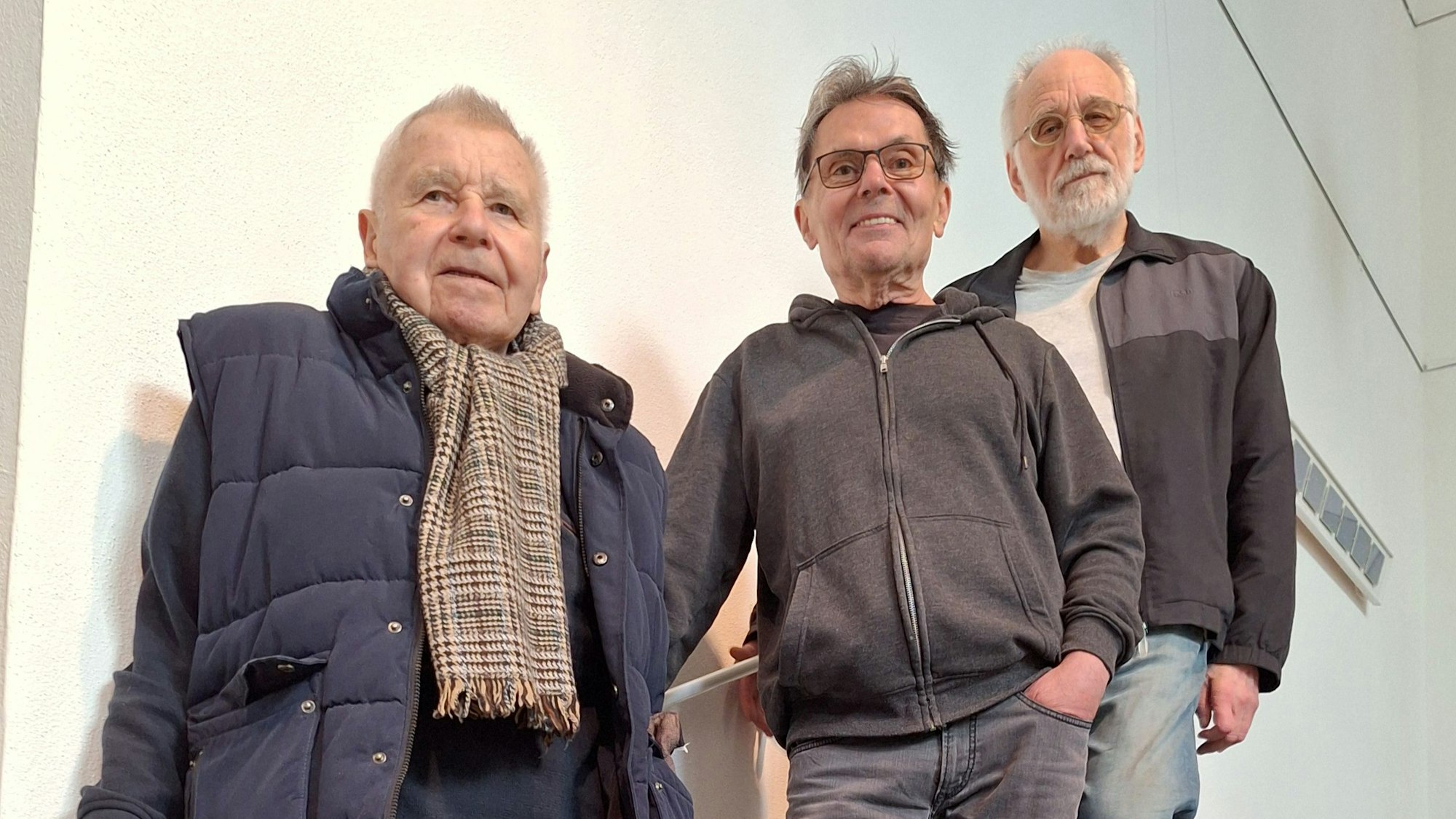 Ausstellung „Treppen, Leitern und Co.“ in der Christuskirche Wiesdorf mit (v.l. im Bild) Friedel Engstenberg, Jürgen Dehniger, Peter Kaczmarek.