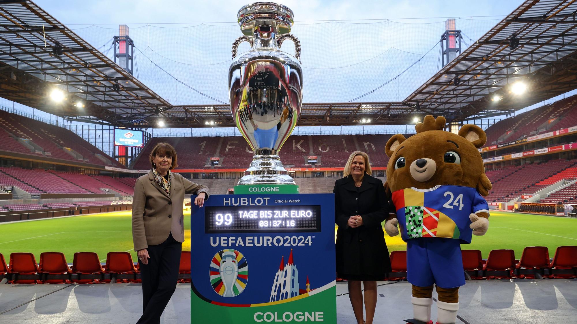 Bundesministerin Nancy Faser zu Gast bei Oberbürgermeisterin Henriette Reker im Kölner Rhein-Energie-Stadion.