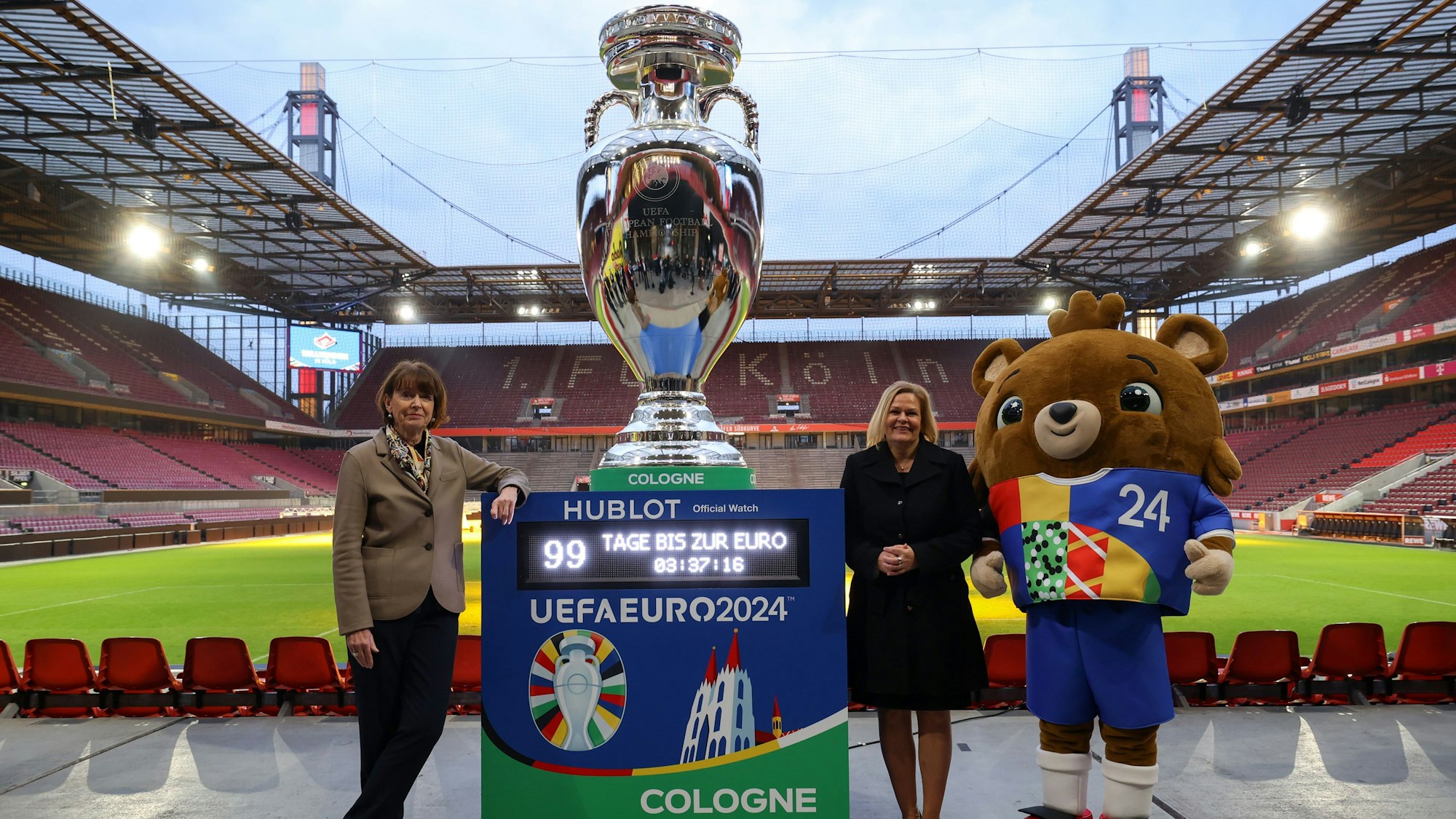 Bundesministerin Nancy Faser zu Gast bei Oberbürgermeisterin Henriette Reker im Kölner Rhein-Energie-Stadion.