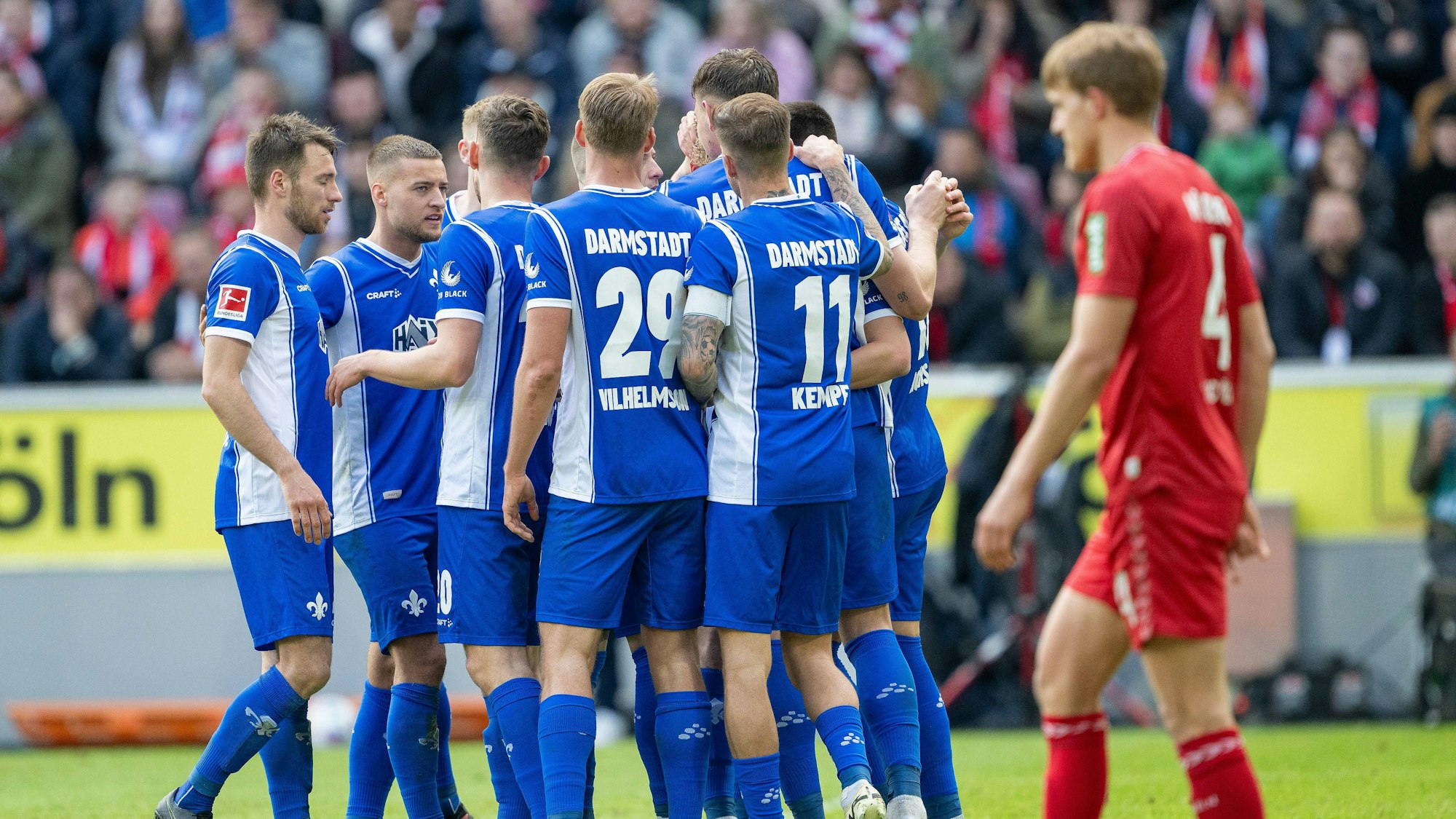 Darmstadt jubelt nach dem Treffe zum 1:0 in Köln.