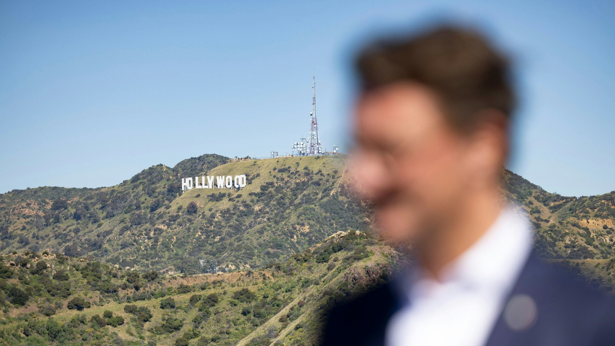 Hendrik Wüst, Ministerpräsident NRW, in Los Angeles, Kalifornien, USA am Hollywood-Zeichen