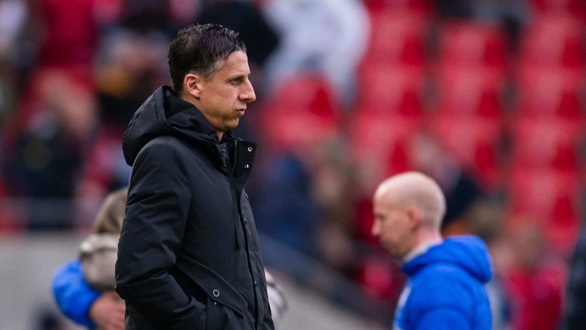 Kölns Sportdirektor Christian Keller muss nach der Partie gegen Darmstadt tief durchatmen.