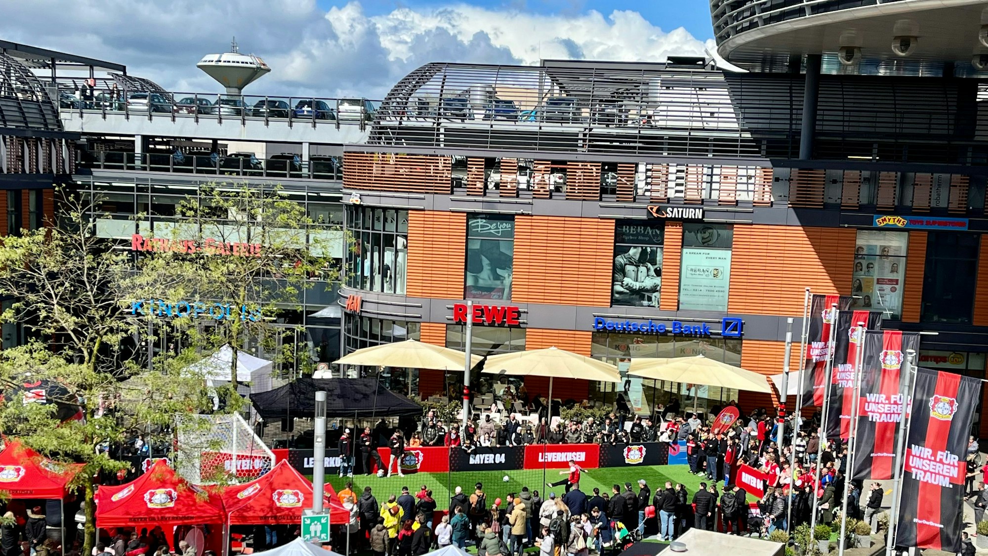 Blick auf den Rathaus-Vorplatz in Leverkusen beim Bayer-04-Familienfest