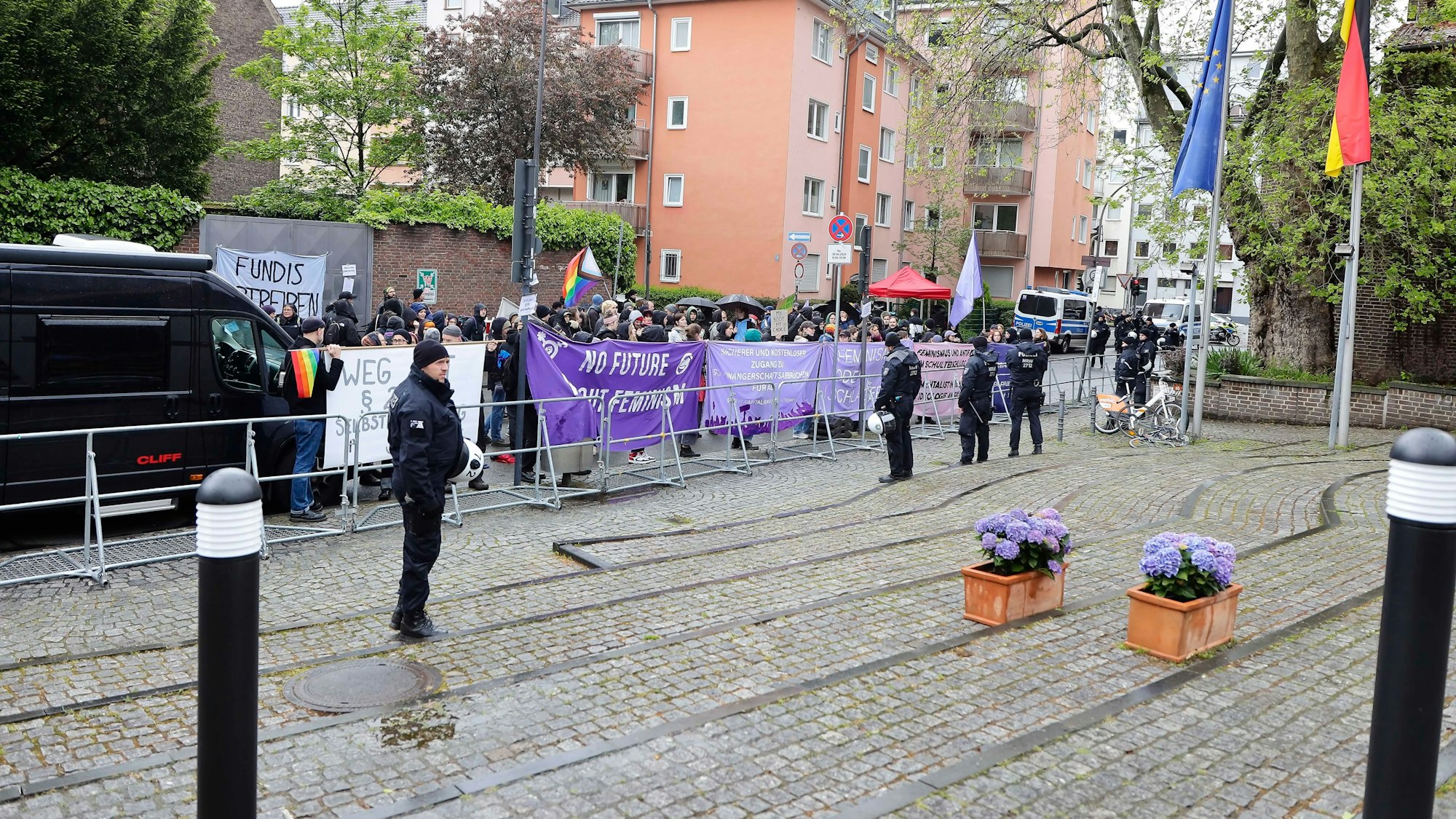 20.04.2024, Köln: Demo gegen Verschärfung des Abtreibungsrechts vor dem Naternushaus.Dort findet eine Tagung des Bundesverbandes Lebensrecht statt. Foto :Dirk Borm
