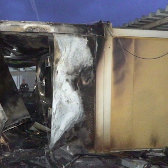 Blick in einen vollständig durch einen Brand zerstörten Flüchtlingscontainer.