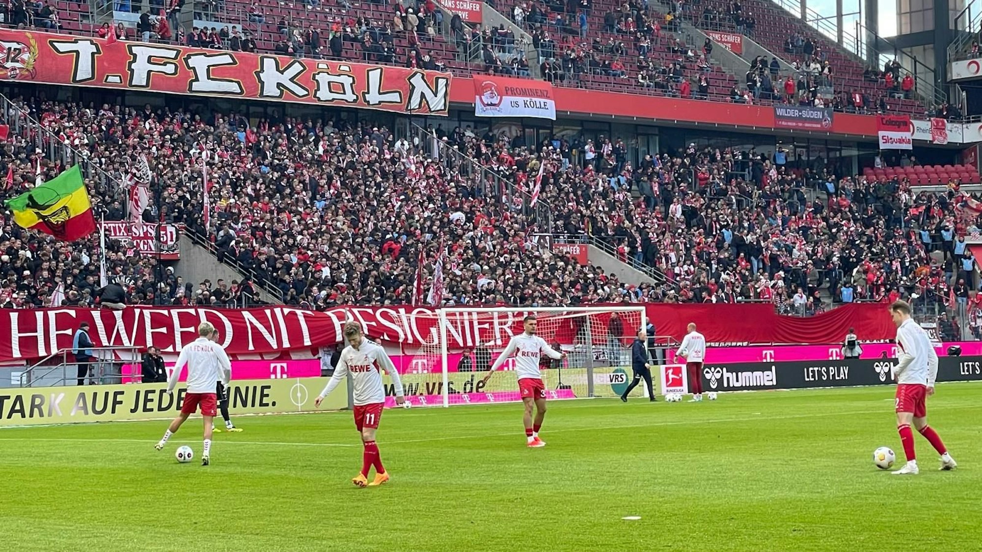 Die FC-Profis machen sich vor dem Spiel gegen Darmstadt warm.