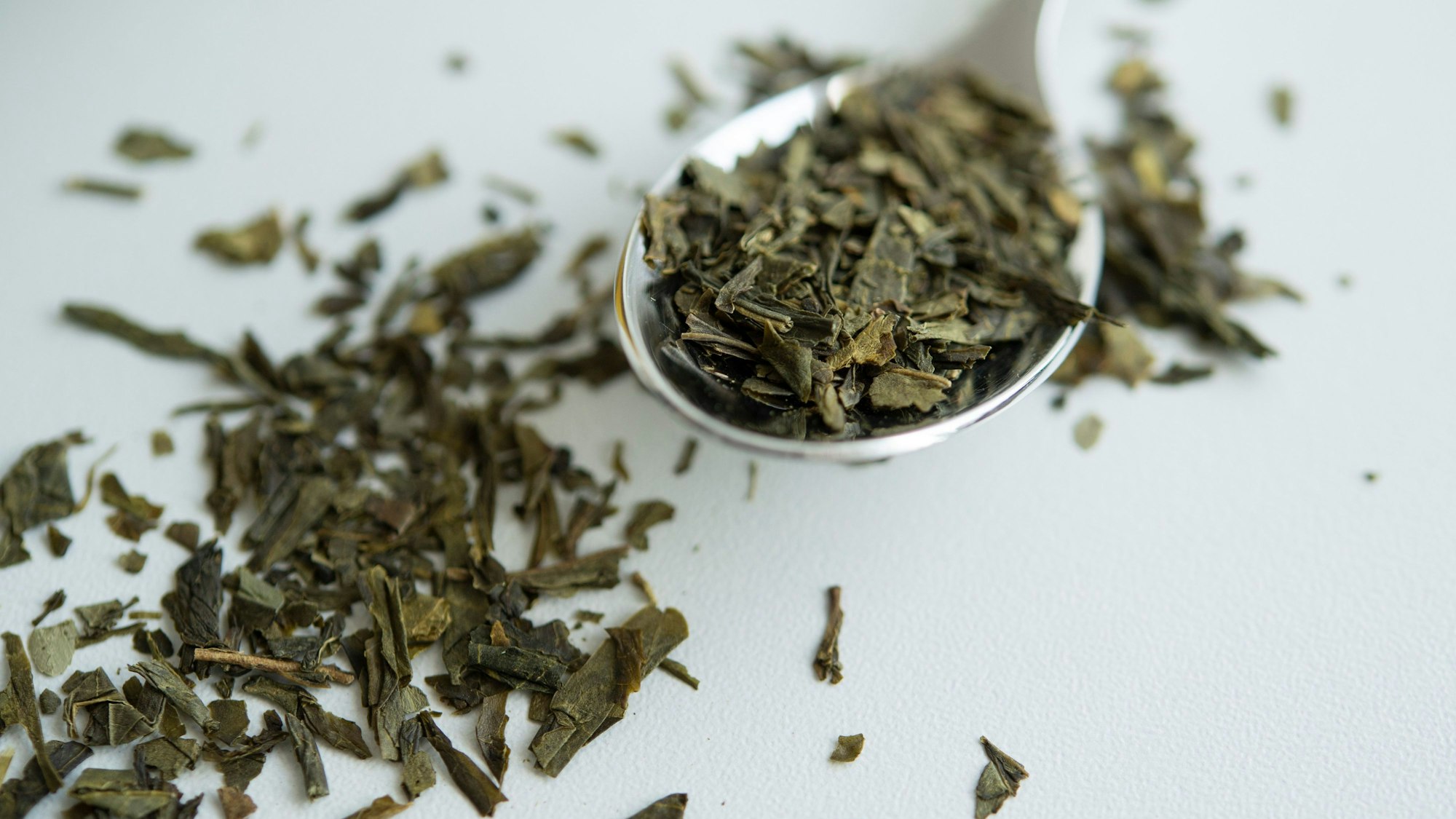 Stress- und angstfrei durchs Leben gehen à la Taylor Swift. Das verspricht sich mancher durch L-Theanin, eine Aminosäure, die vor allem in Teeblättern vorkommt.