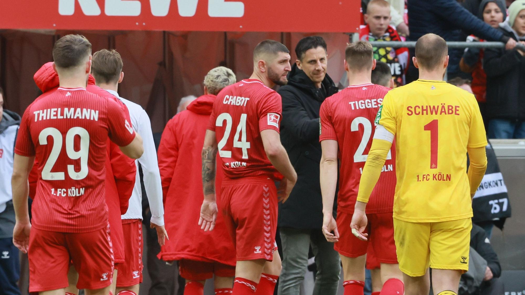 FC-Sportchef Chrisitian Keller klatscht nach dem Spiel mit den Profis ab.