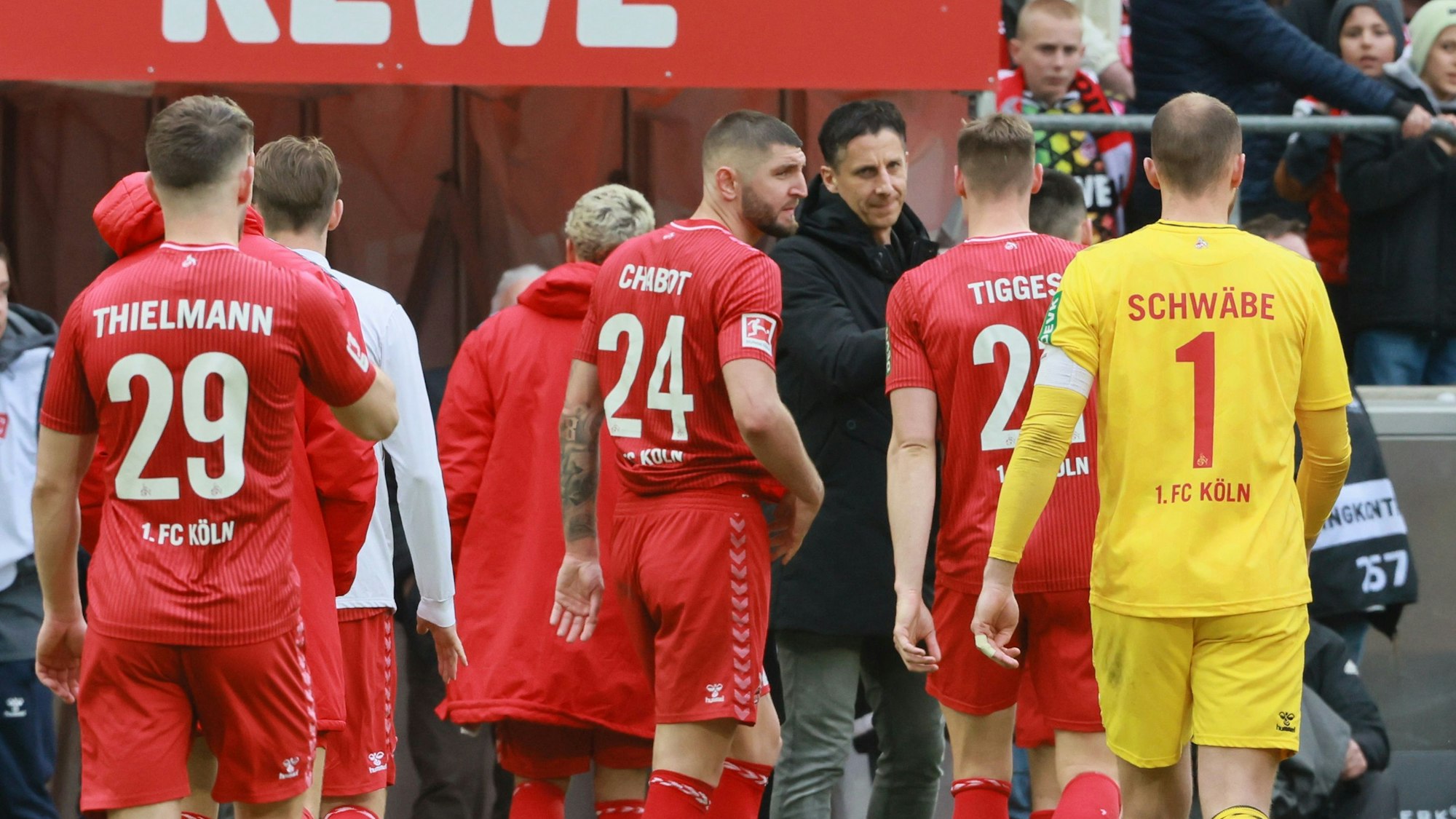 FC-Sportchef Chrisitian Keller klatscht nach dem Spiel mit den Profis ab.