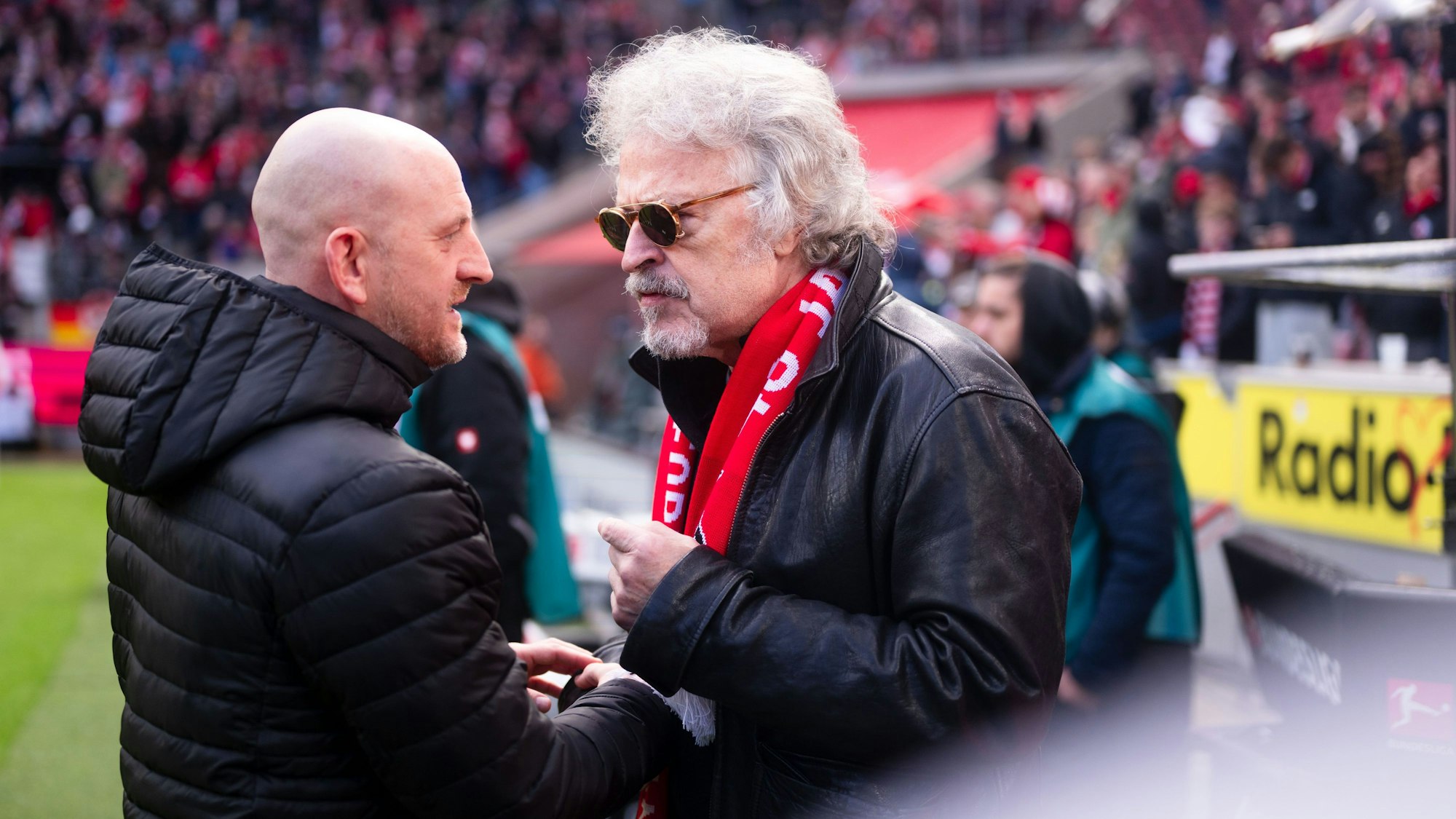 Darmstadts Trainer Torsten Lieberknecht (l) unterhält sich vor der Partie mit Musiker und FC-Fan Wolfgang Niedecken.