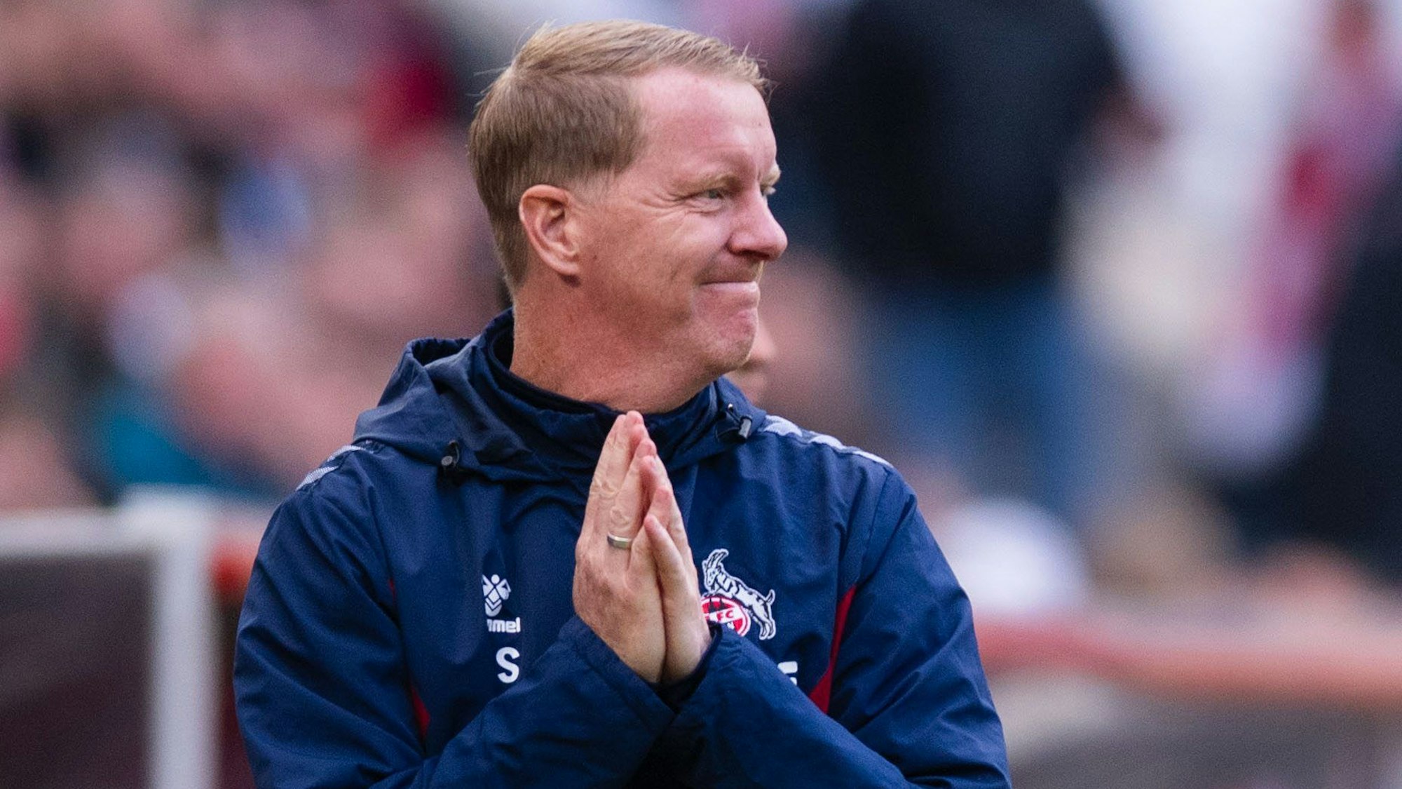 Sieht noch nicht genug von seiner Mannschaft: Kölns Trainer Timo Schultz gegen Darmstadt an der Seitenlinie.