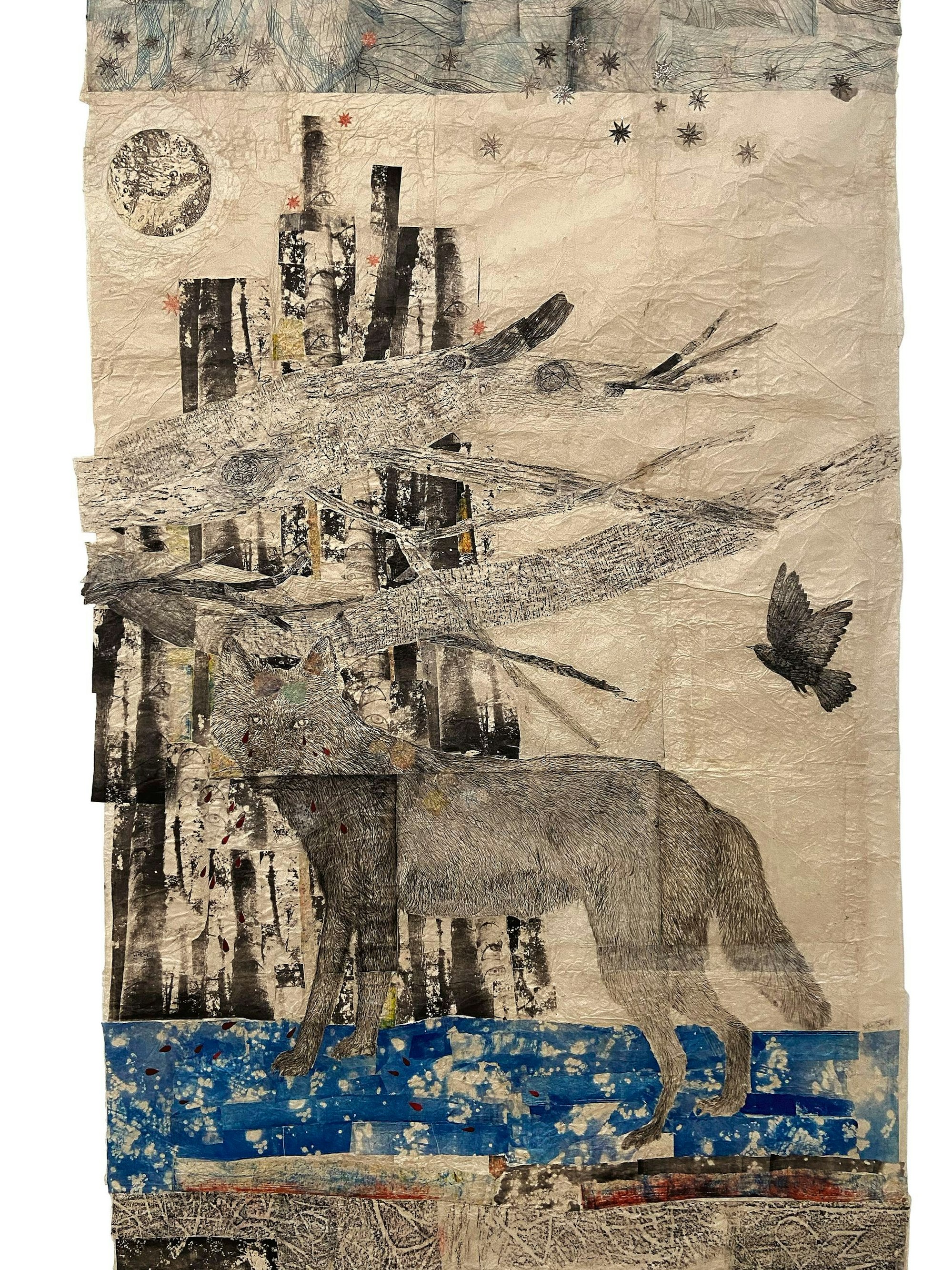 Eine Wolf steht vor einer Kirche und schaut uns an.