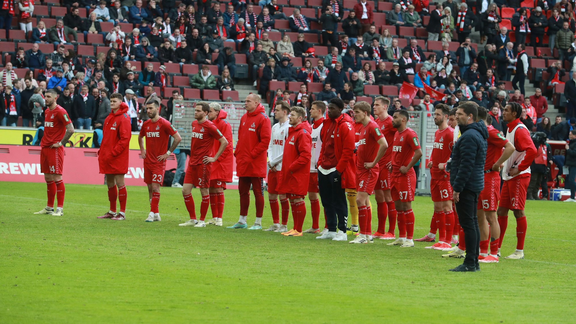Die Mannschaft des 1. FC Köln stellt sich nach dem Spiel der Südtribüne.