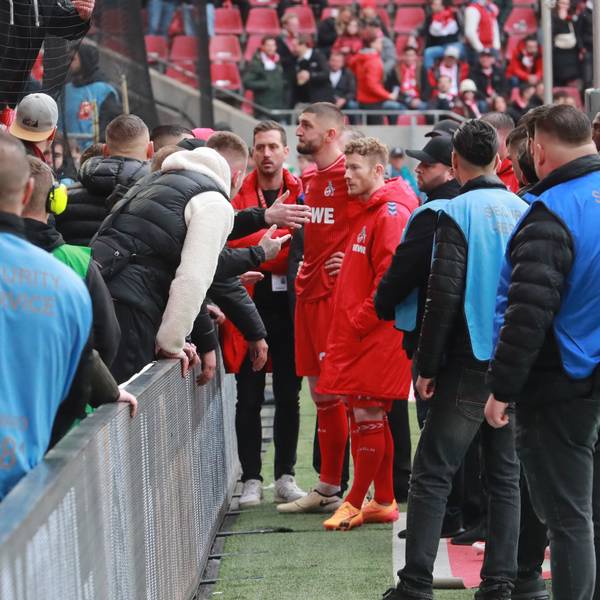 Fans des 1. FC Köln teilen ihren Ärger mit den PRofis des 1. FC Köln.