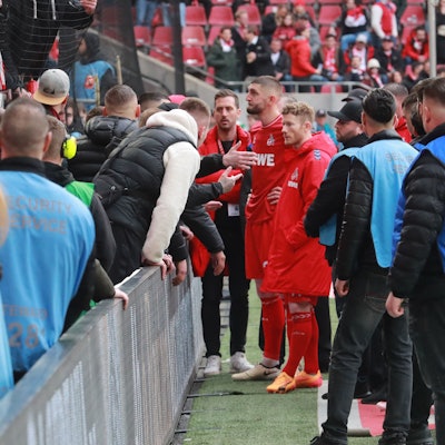 Fans des 1. FC Köln teilen ihren Ärger mit den PRofis des 1. FC Köln.