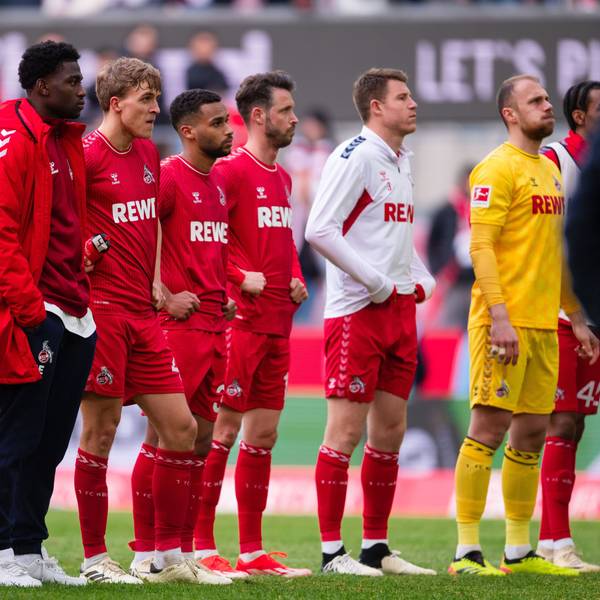 Die Kölner Spieler stehen nach der Partie vor der Fankurve.