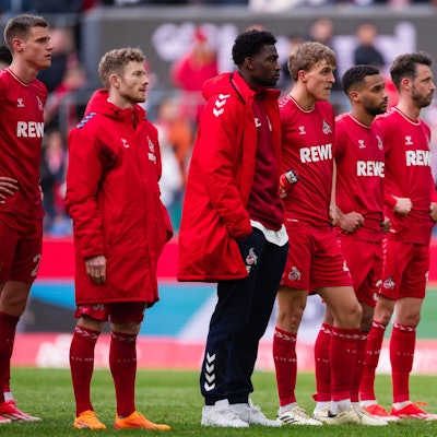 Die Kölner Spieler stehen nach der Partie vor der Fankurve.