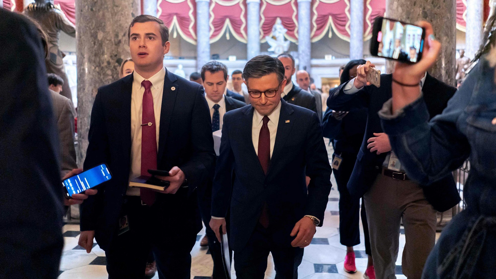 Der Sprecher des Repräsentantenhauses Mike Johnson (R-LA) geht am 20. April 2024 in Washington, DC zum Repräsentantenhaus im Kapitol.