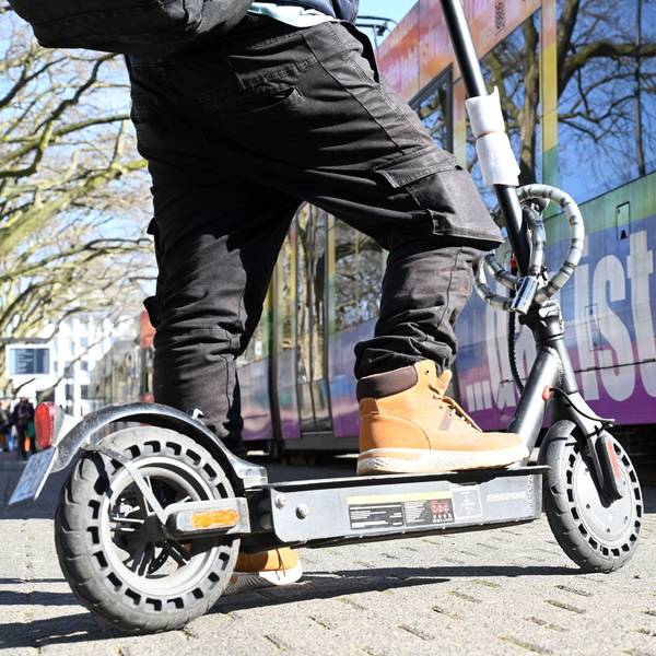 E-Scooter sind in KVB-Bussen und -Bahnen seit März verboten, Gelsenkirchen geht als erste Stadt noch weiter und verbietet die Roller vollständig. (Symbolbild)