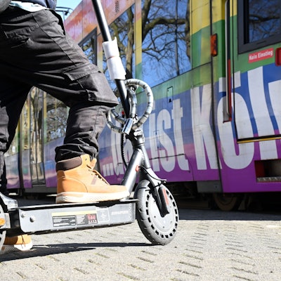 E-Scooter sind in KVB-Bussen und -Bahnen seit März verboten, Gelsenkirchen geht als erste Stadt noch weiter und verbietet die Roller vollständig. (Symbolbild)