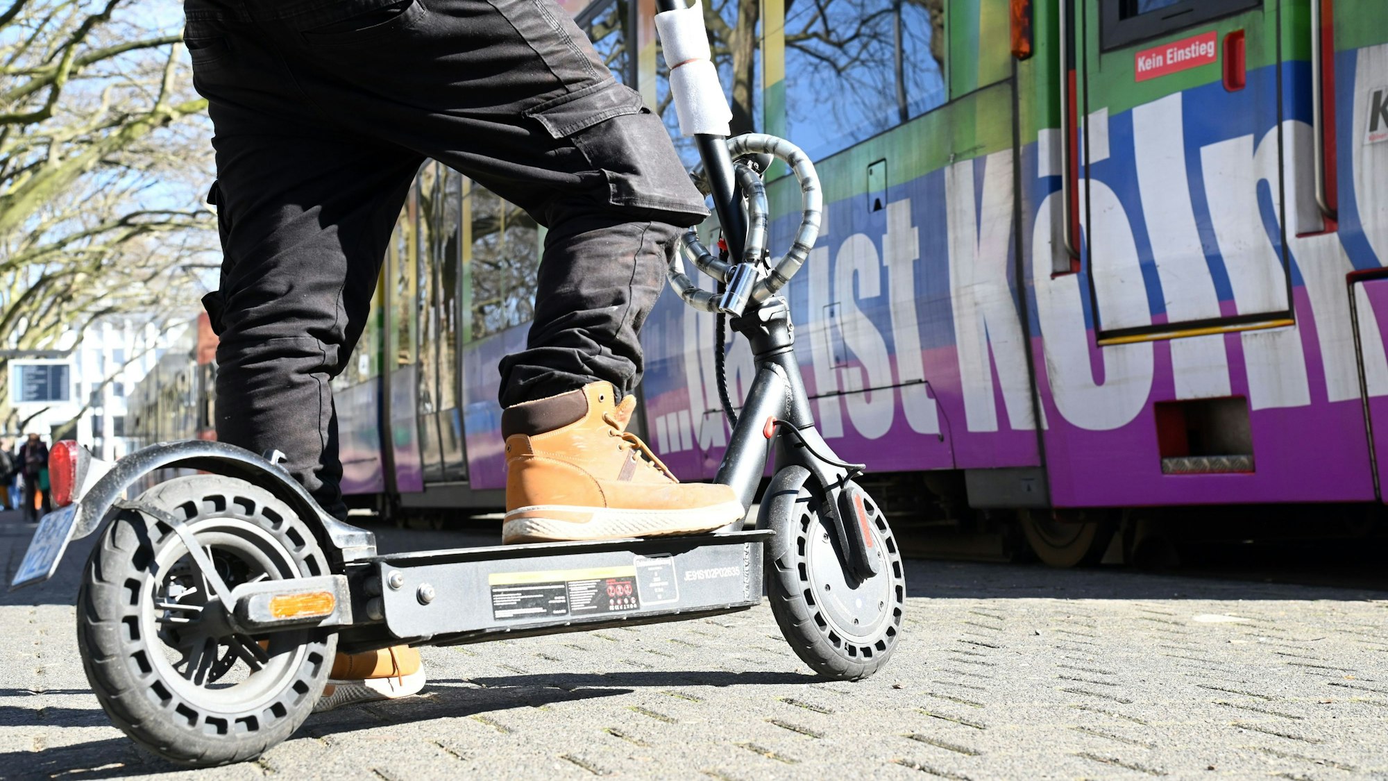 E-Scooter sind in KVB-Bussen und -Bahnen seit März verboten, Gelsenkirchen geht als erste Stadt noch weiter und verbietet die Roller vollständig. (Symbolbild)