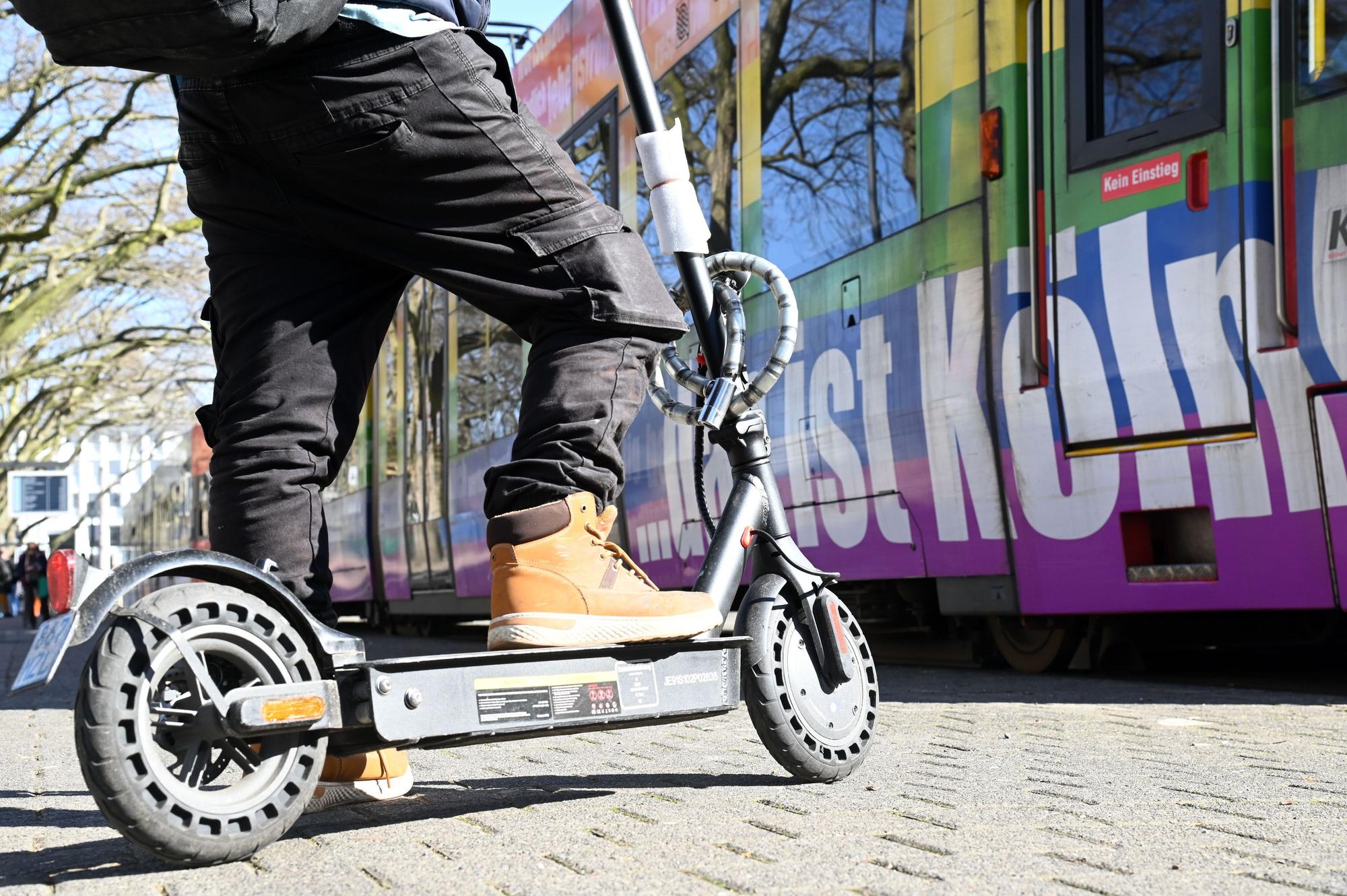In den Stadtbahnen und Bussen der Kölner Verkehrsbetriebe (KVB) dürfen keine E-Scooter (Elektroroller, E-Roller) mehr mitgenommen worden.