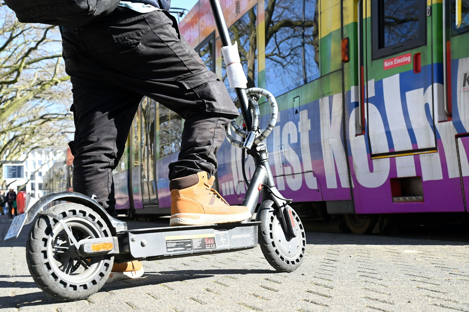 In den Stadtbahnen und Bussen der Kölner Verkehrsbetriebe (KVB) dürfen keine E-Scooter (Elektroroller, E-Roller) mehr mitgenommen worden.