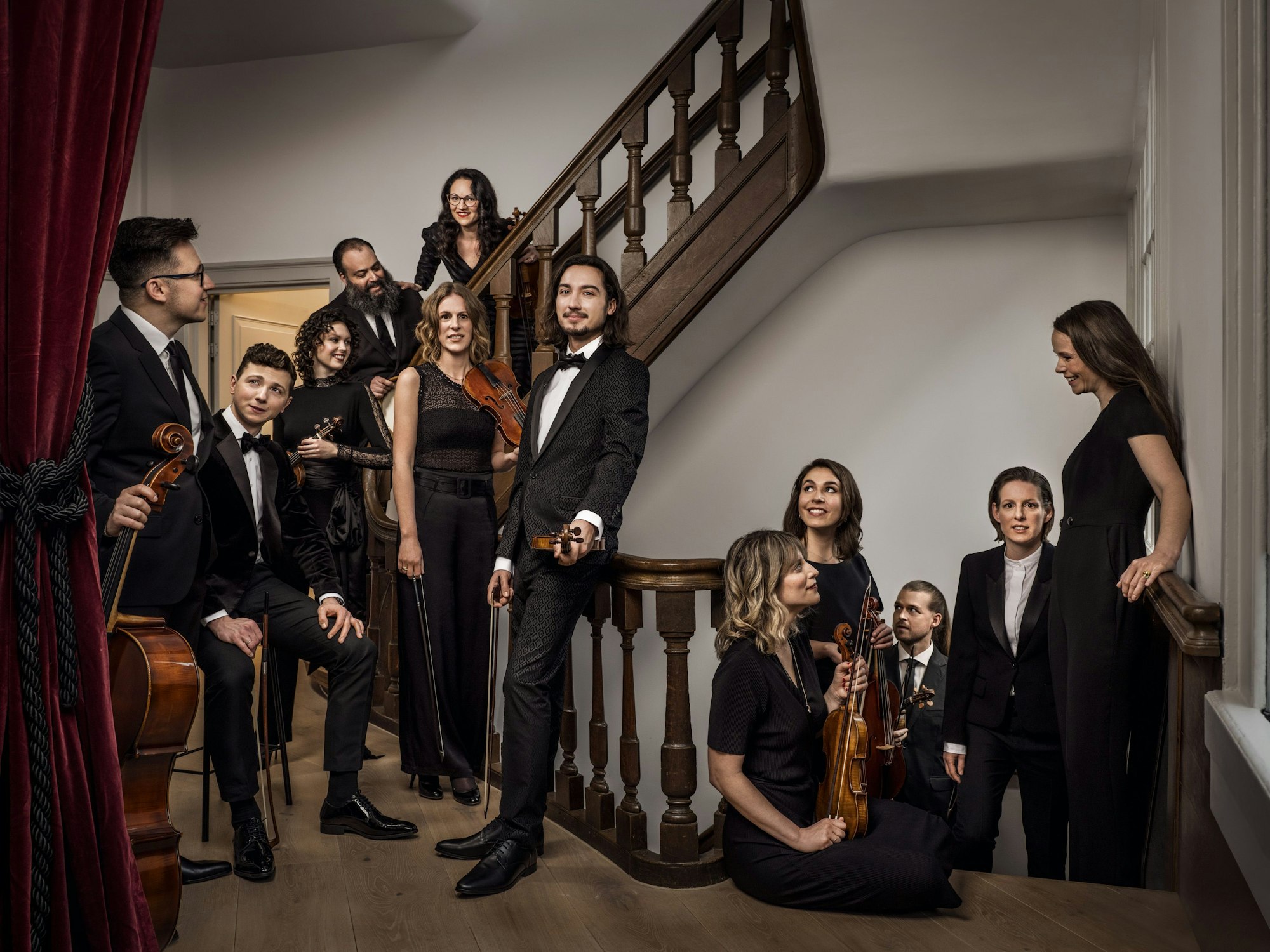Das Ensemble von Holland Baroque posiert in einem Treppenhaus.