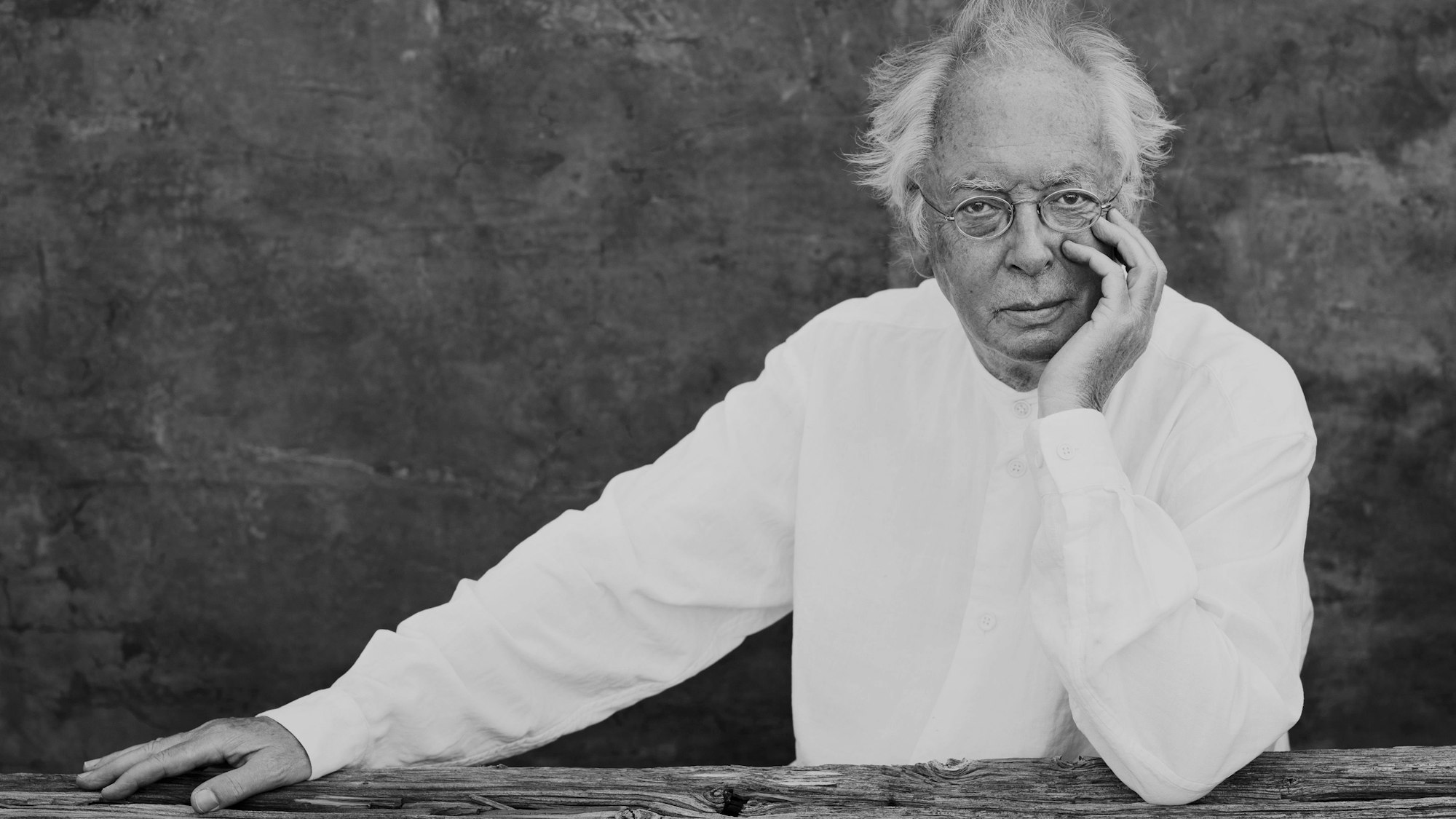 Philippe Herreweghe trägt ein weißes Hemd und schaut ernst in die Kamera.