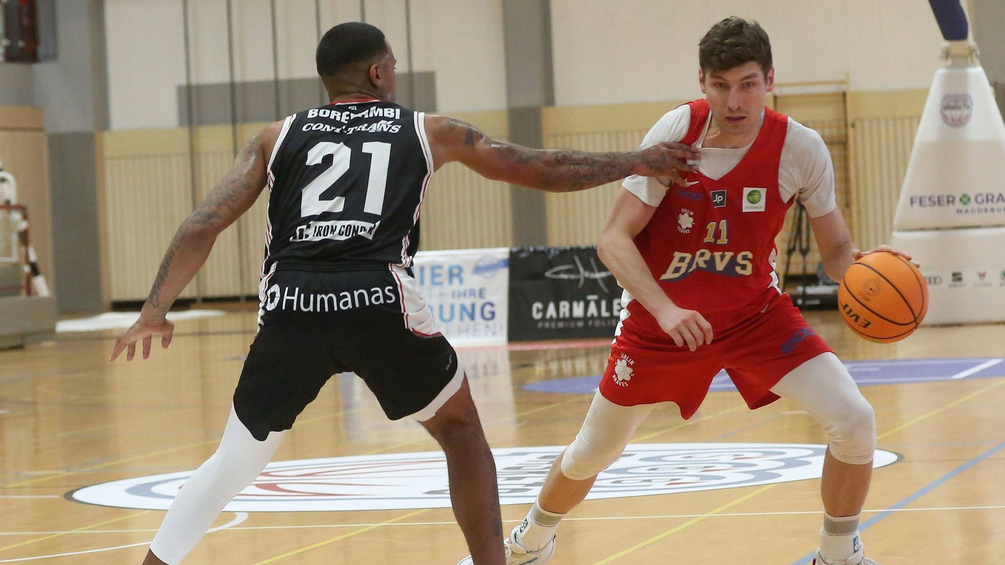 Bil Borekambi 21 SBB Baskets und Andreas Seiferth 11 Berlin Braves 2000 Punktspiel am 04.11.2023 Zweikampf Bill Borekambi 21,SBB Baskets und Andreas Seiferth 11, Berlin Braves 2000 Barmer 2.Basketball Bundesliga Pro B Nord Saison 2023-24 SBB Baskets -Berlin Braves 2000 am 04.11.2023 in Wolmirstedt - Duel Bill Borekambi 21, SBB Baskets and Andreas Seiferth 11, Berlin Braves 2000 Barmer 2nd Basketball Bundesliga Pro B North Season 2023-24 SBB Baskets - Berlin Braves 2000 on 11/04/2023 in Wolmirstedt LicenseRM 20998349 Copyright: xZoonar.com/AxelxKammererx 20998349