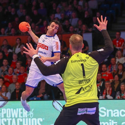 Gummersbachs Milos Vujovic gegen HSV-Torwart Johannes Bitter.