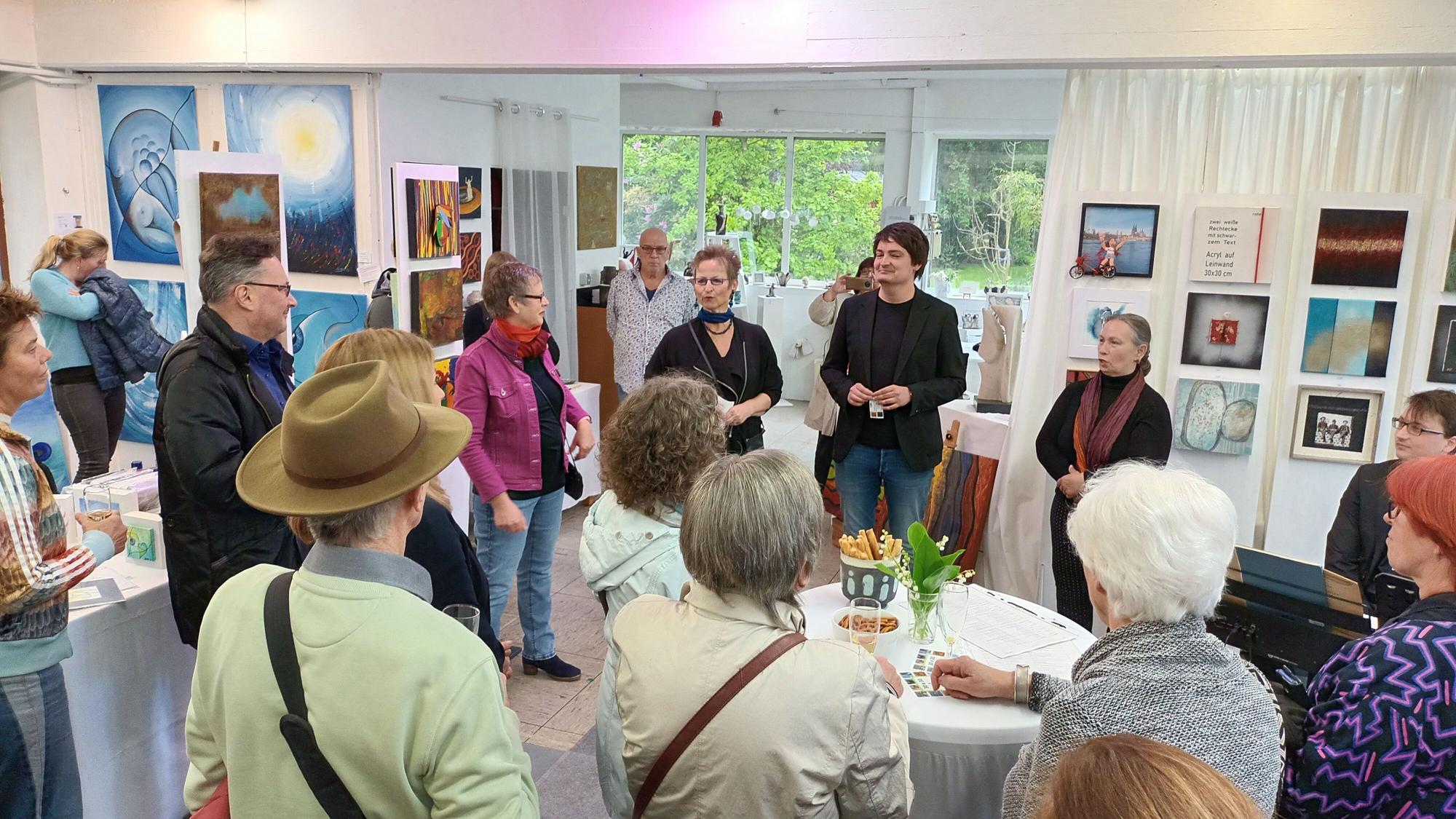 Besucher und Organisatoren in einer Ausstellung