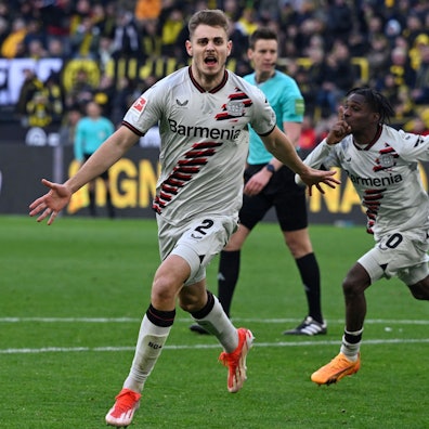 Die Spieler von Bayer Leverkusen bejubeln mit Josip Stanisic den späten Ausgleichstreffer.