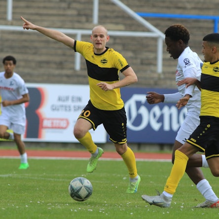 Eine Spielsituation auf einem Fußballfeld.