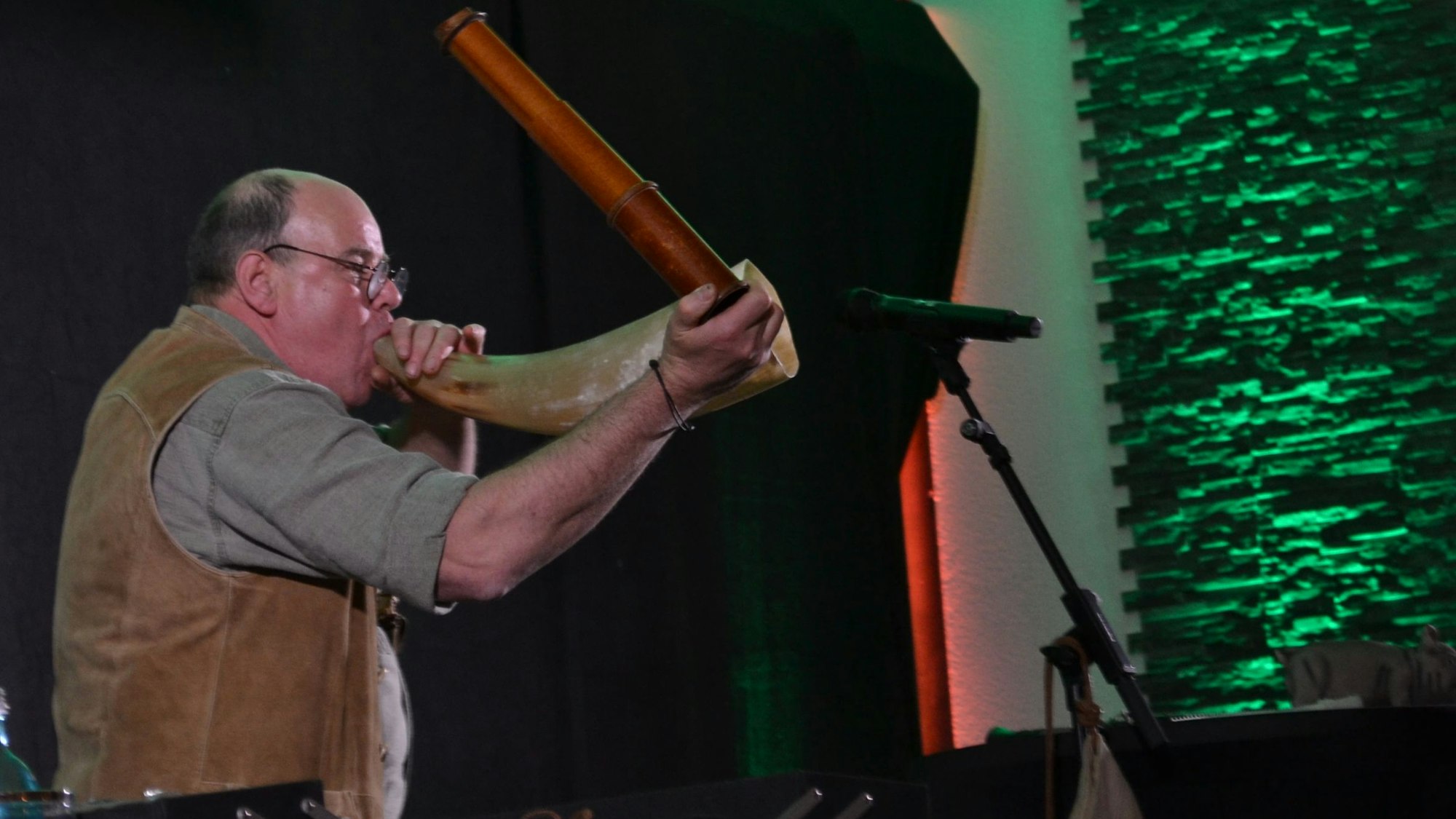 Hirschrufer Immo Ortlepp zu Gast in Much
Groß sind die Geräte, die Ortlepp für die Hirschbrunft einsetzt