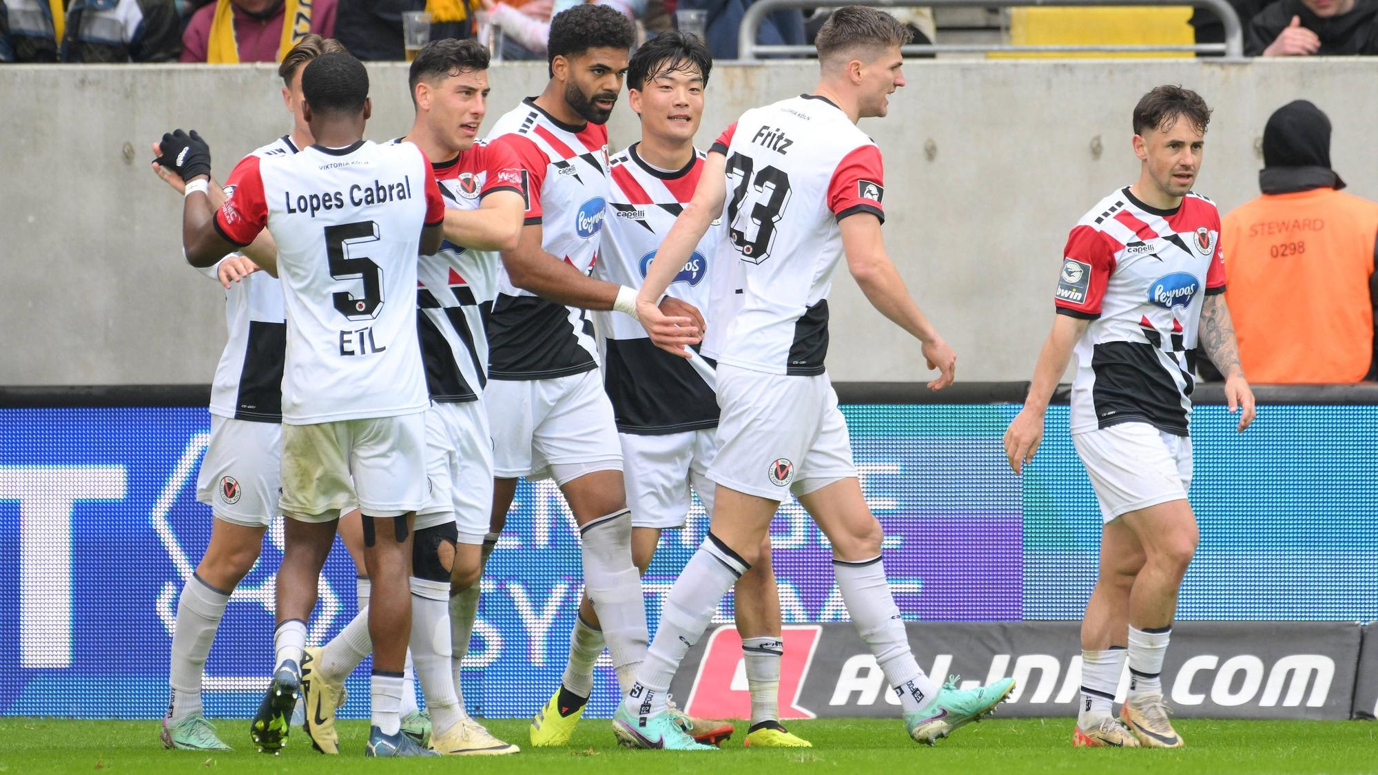 Mannschaft des FC Viktoria Koeln bejubelt das 0:2 durch Andre Becker FC Viktoria Koeln Mitte. SG Dynamo Dresden vs. FC Viktoria Koeln, Fussball, 3. Liga, 34. Spieltag, Saison 2023/2024, 20.04.2024 DFB/DFL REGULATIONS PROHIBIT ANY USE OF PHOTOGRAPHS AS IMAGE SEQUENCES AND/OR QUASI-VIDEO SG Dynamo Dresden vs. FC Viktoria Koeln, Fussball, 3. Liga, 34. Spieltag, Saison 2023/2024, 20.04.2024 Dresden *** FC Viktoria Koeln team celebrates the 0 2 by Andre Becker FC Viktoria Koeln center SG Dynamo Dresden vs FC Viktoria Koeln, Football, 3 Liga, Matchday 34, Season 2023 2024, 20 04 2024 DFB DFL REGULATIONS PROHIBIT ANY USE OF PHOTOGRAPHS AS IMAGE SEQUENCES AND OR QUASI VIDEO SG Dynamo Dresden vs FC Viktoria Koeln, Football, 3 Liga, Matchday 34, Season 2023 2024, 20 04 2024 Dresden Copyright: xEibner-Pressefoto/BertxHarzerx EP_BHR