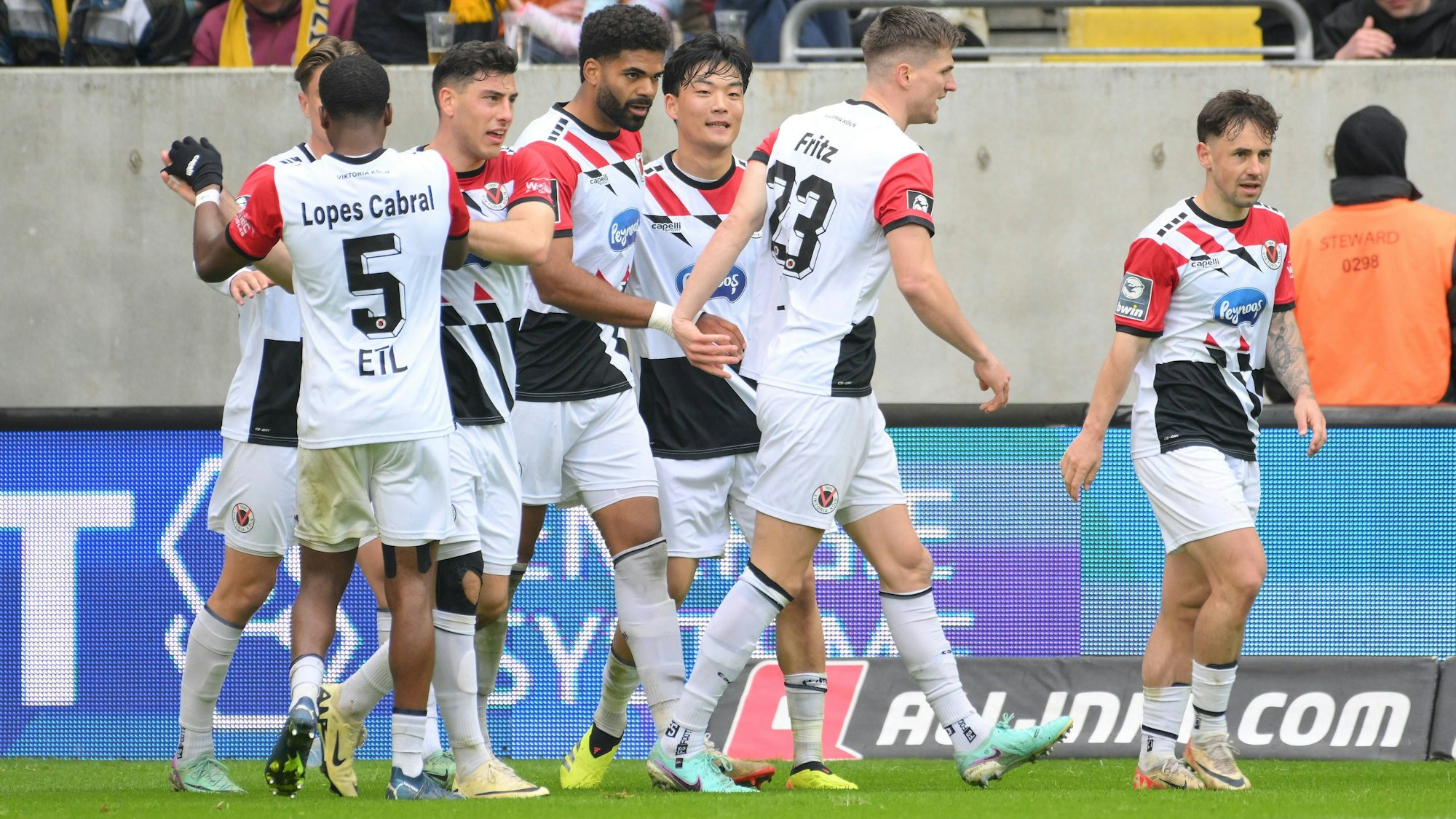 Mannschaft des FC Viktoria Koeln bejubelt das 0:2 durch Andre Becker FC Viktoria Koeln Mitte. SG Dynamo Dresden vs. FC Viktoria Koeln, Fussball, 3. Liga, 34. Spieltag, Saison 2023/2024, 20.04.2024 DFB/DFL REGULATIONS PROHIBIT ANY USE OF PHOTOGRAPHS AS IMAGE SEQUENCES AND/OR QUASI-VIDEO SG Dynamo Dresden vs. FC Viktoria Koeln, Fussball, 3. Liga, 34. Spieltag, Saison 2023/2024, 20.04.2024 Dresden *** FC Viktoria Koeln team celebrates the 0 2 by Andre Becker FC Viktoria Koeln center SG Dynamo Dresden vs FC Viktoria Koeln, Football, 3 Liga, Matchday 34, Season 2023 2024, 20 04 2024 DFB DFL REGULATIONS PROHIBIT ANY USE OF PHOTOGRAPHS AS IMAGE SEQUENCES AND OR QUASI VIDEO SG Dynamo Dresden vs FC Viktoria Koeln, Football, 3 Liga, Matchday 34, Season 2023 2024, 20 04 2024 Dresden Copyright: xEibner-Pressefoto/BertxHarzerx EP_BHR